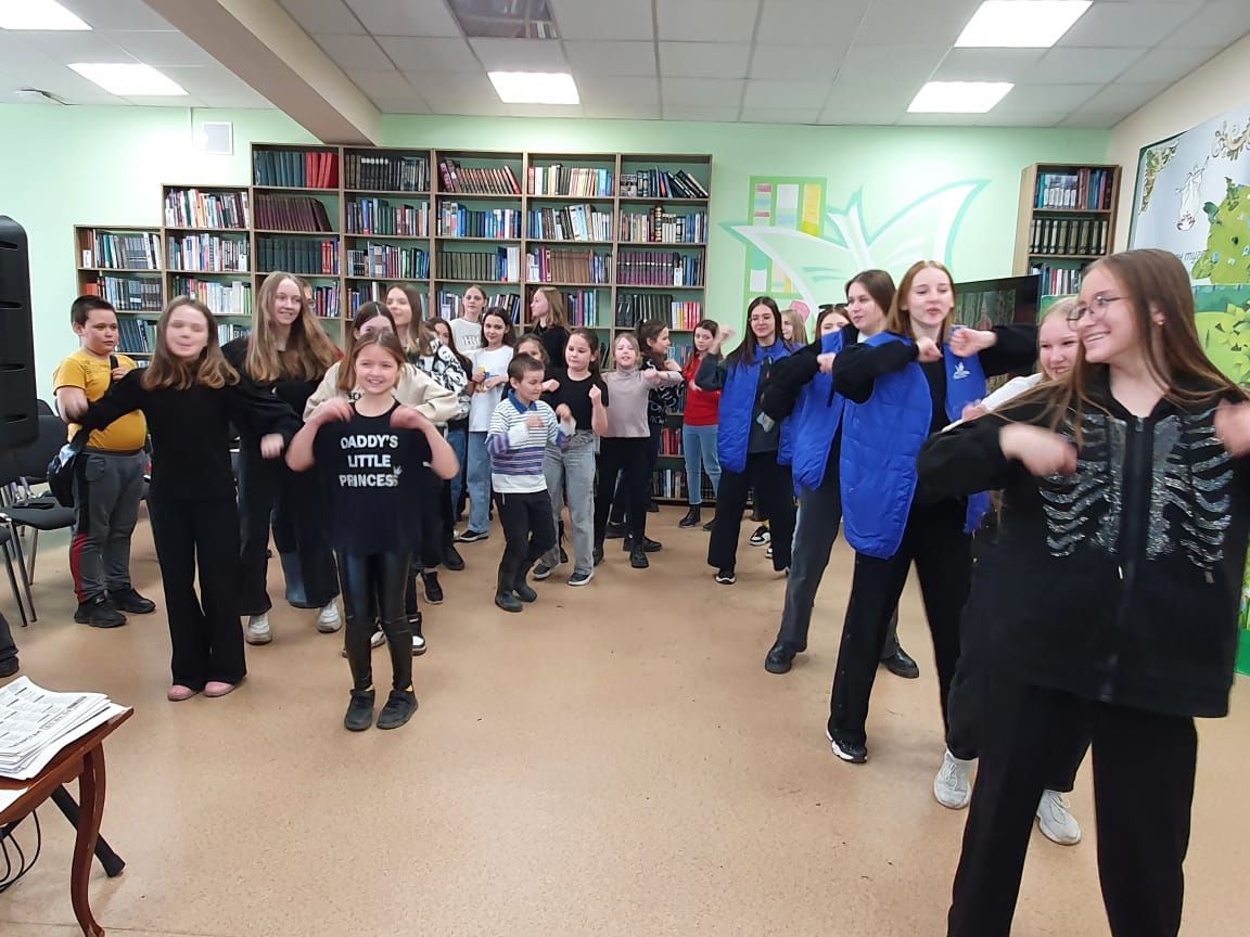 Зәйнең “Минем ишегалды” язгы лагере китапханәгә экскурсия ясады