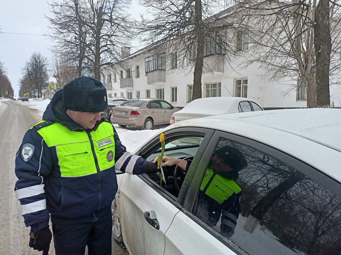 Сотрудники ГИБДД поздравили заинских автоледи