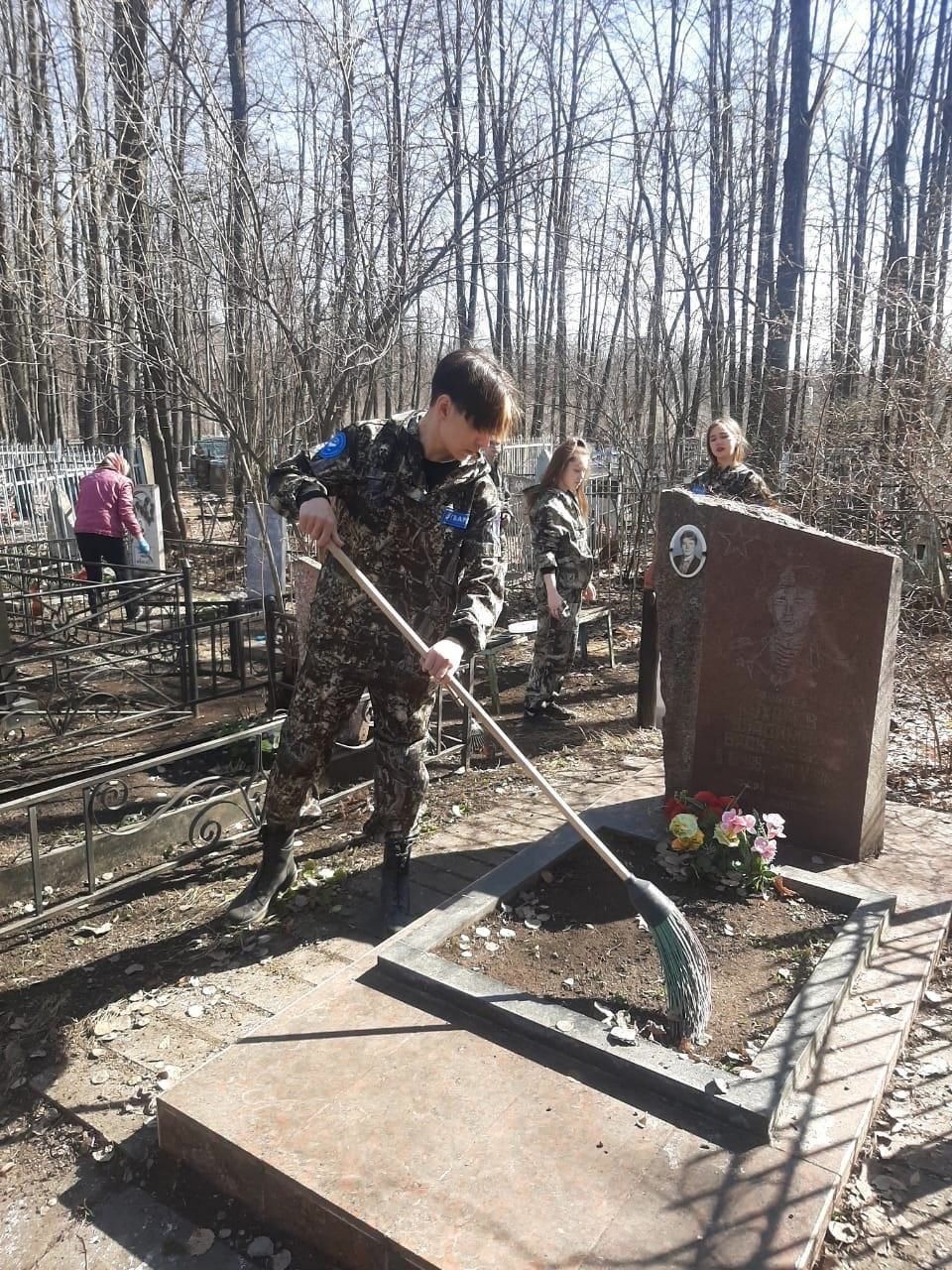 Заинская молодежь провела уборку на могилах героев
