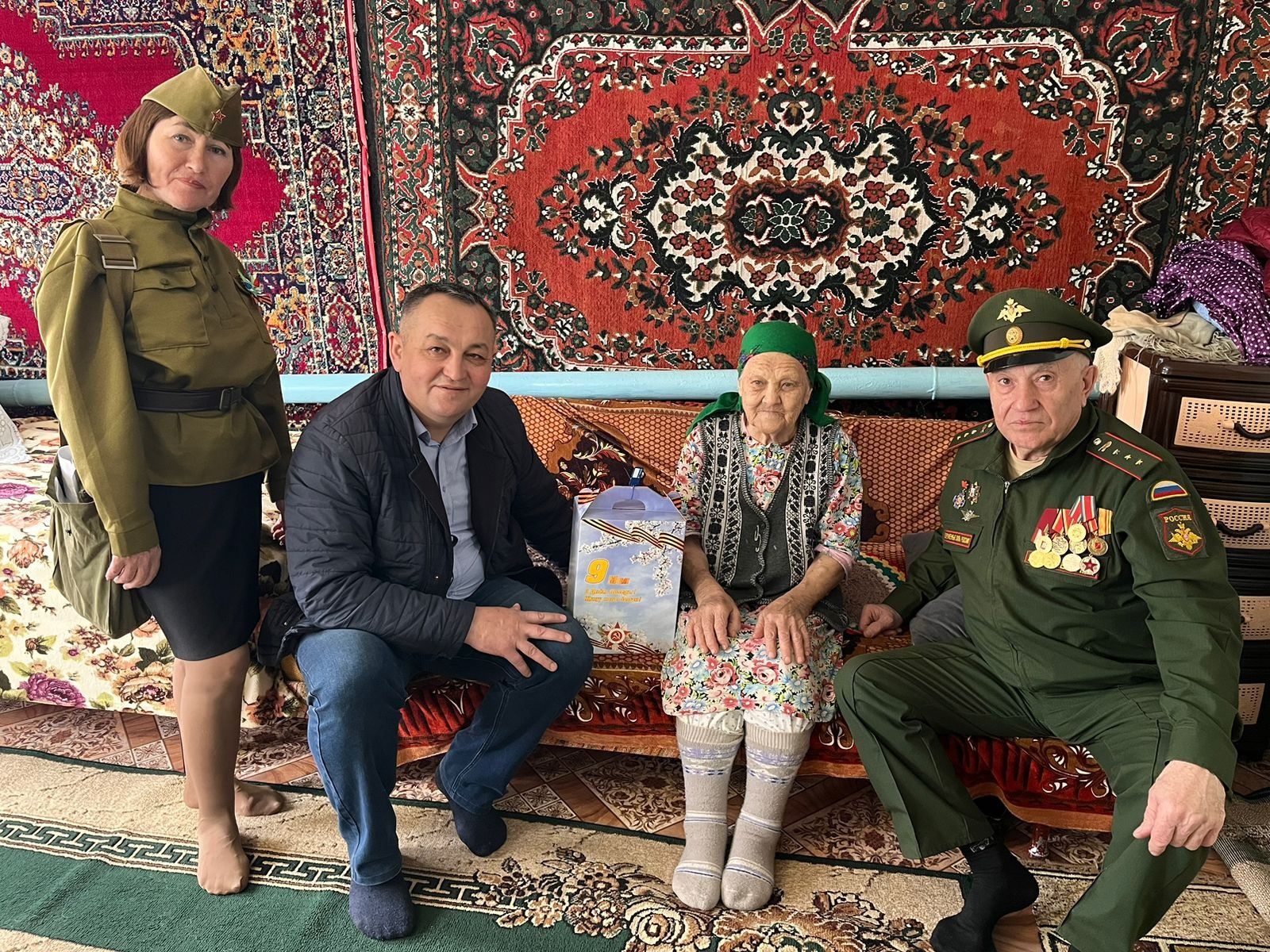 Труженицы тыла села Светлое Озеро принимают поздравления на дому