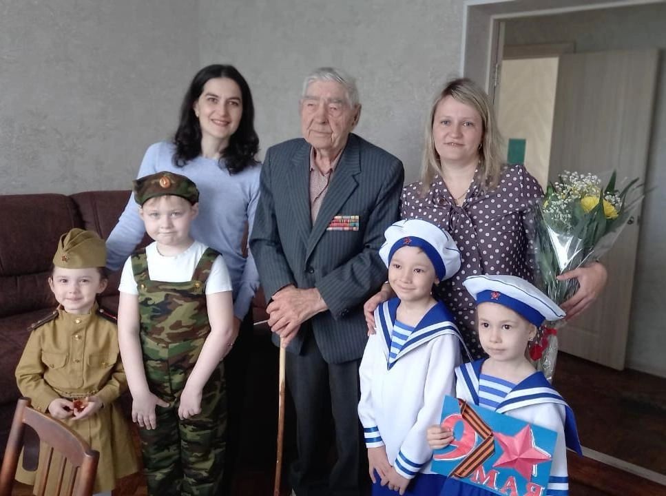 Встреча поколений: дошколята навестили фронтовика Леонида Мачтакова