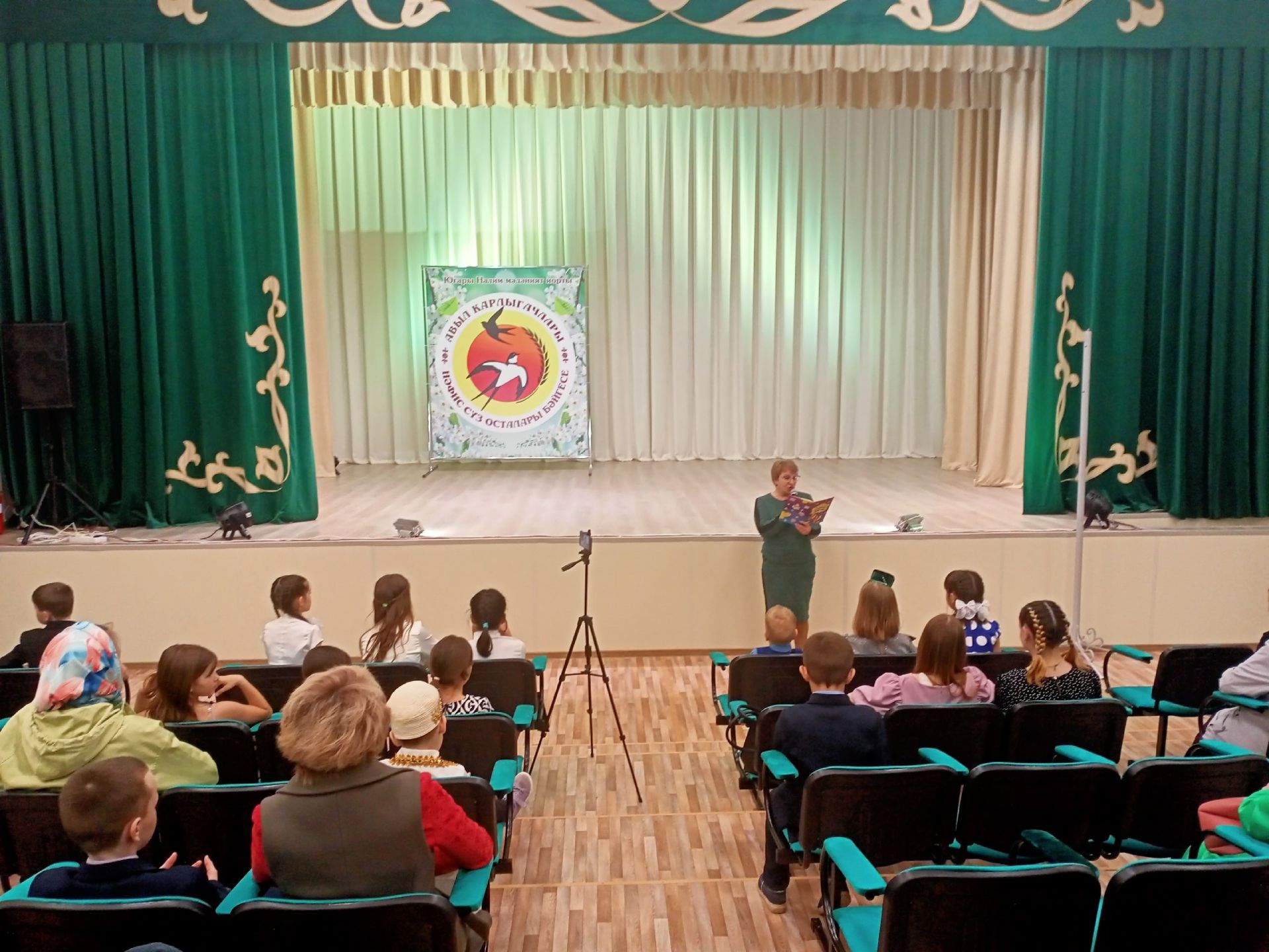 Мәлемнең “карлыгачлары” шигырь укучылар бәйгесендә ярышты