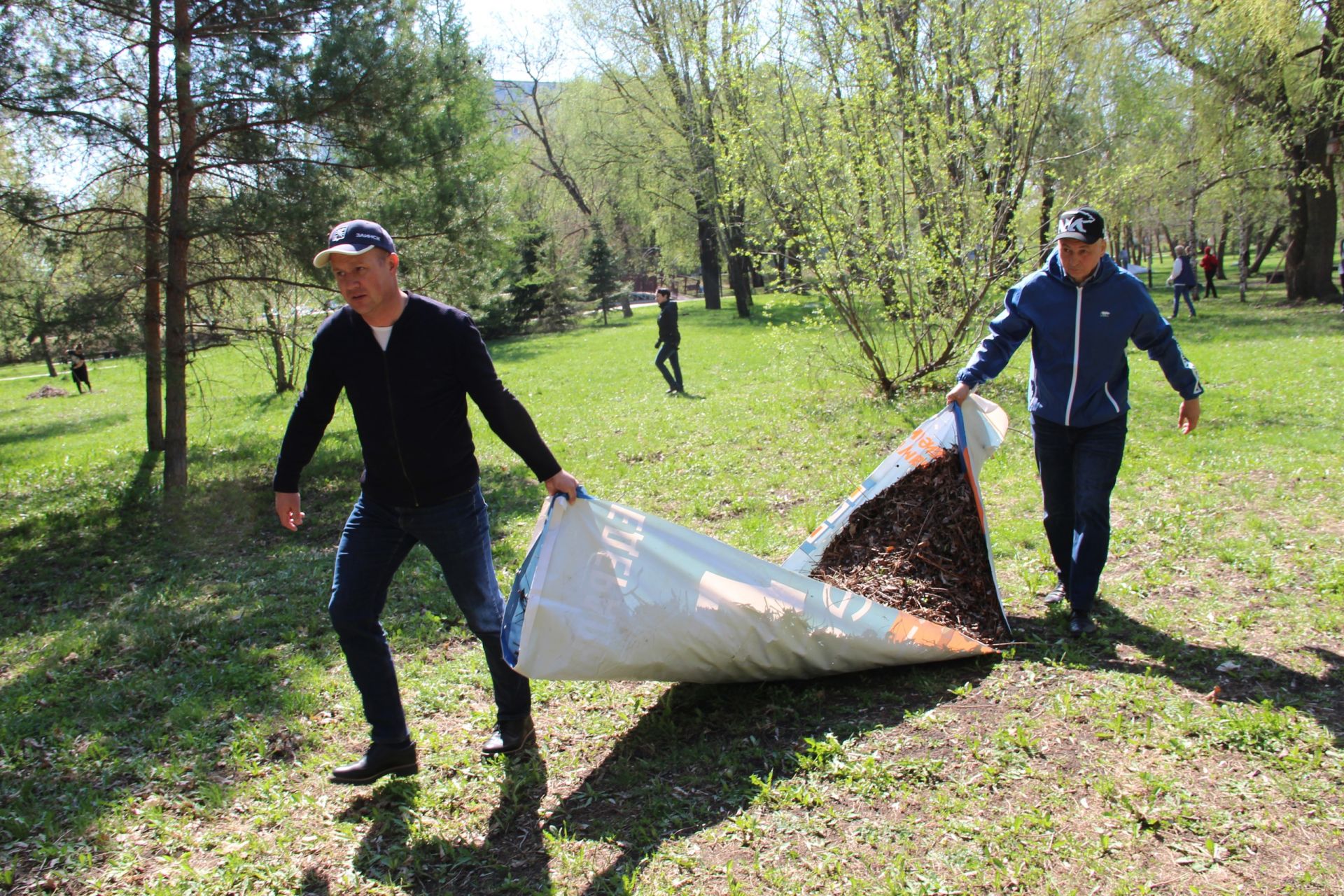 Районный субботник: сотрудники администрации Заинского района собирали листву в городском парке