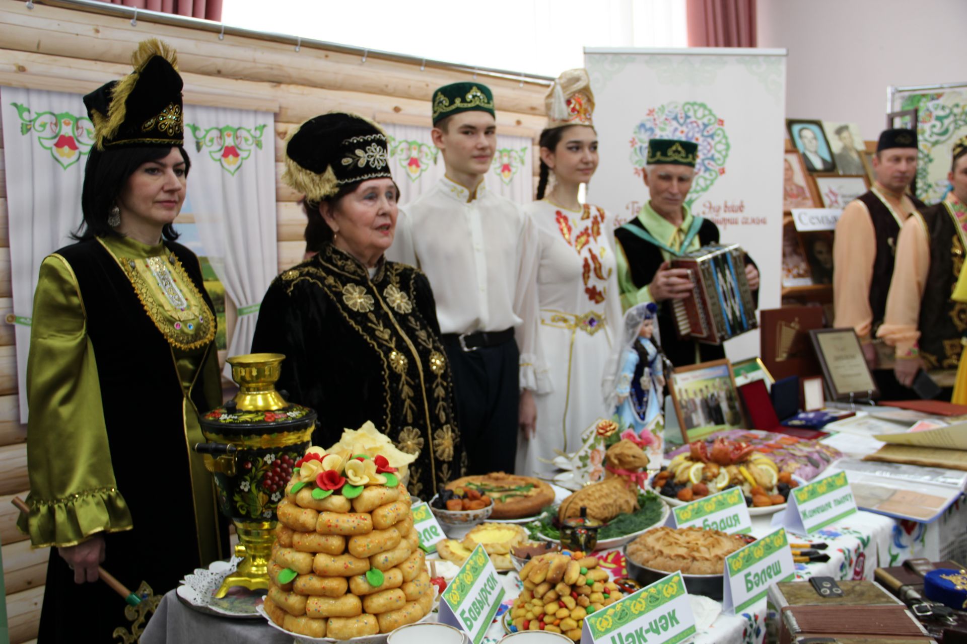 Девять семей из районов Татарстана представили свои родословные в Заинске
