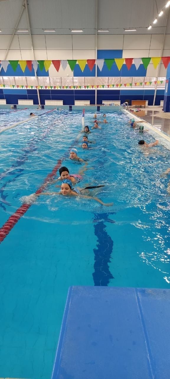 Во время весенних каникул заинских школьников учили плавать