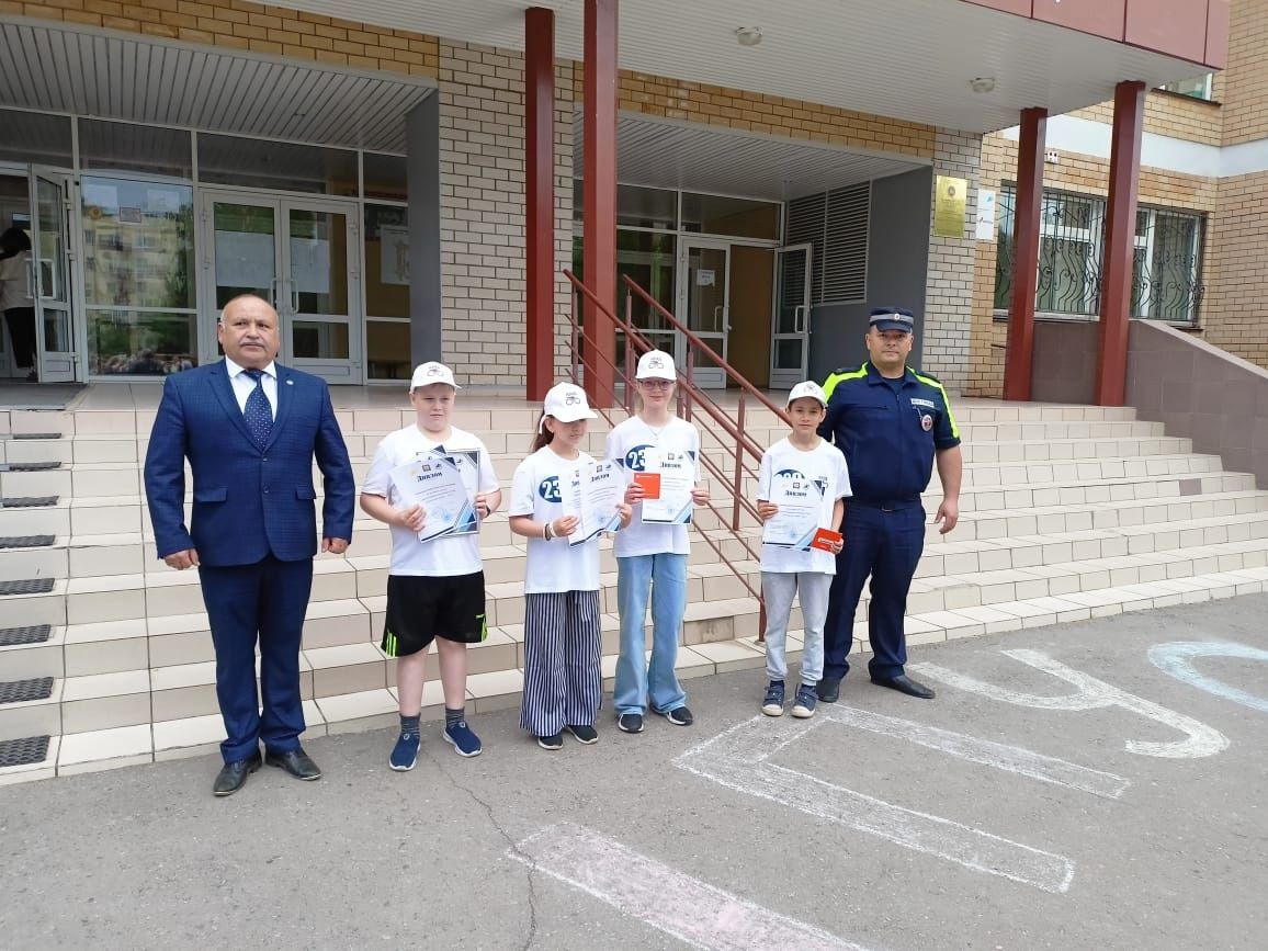 В заинской школе наградили отряд ЮИД