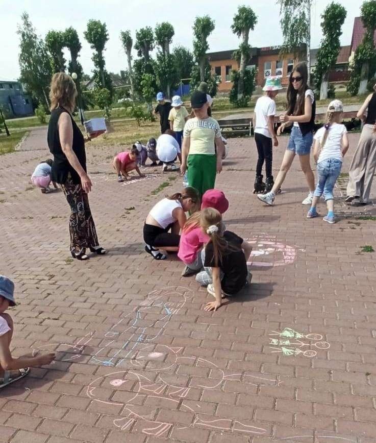Балалар рәсемнәрендә изгелек чагыла