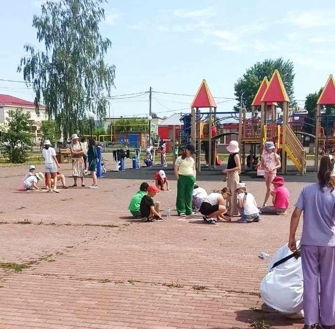 Балалар рәсемнәрендә изгелек чагыла