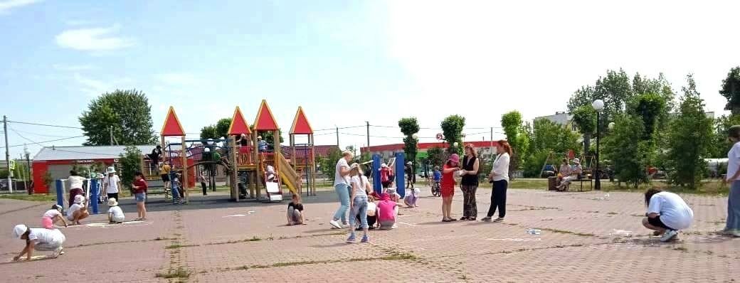 Балалар рәсемнәрендә изгелек чагыла