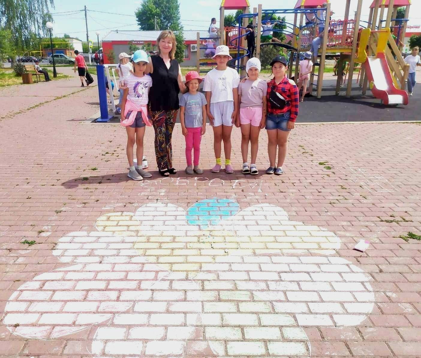 Балалар рәсемнәрендә изгелек чагыла