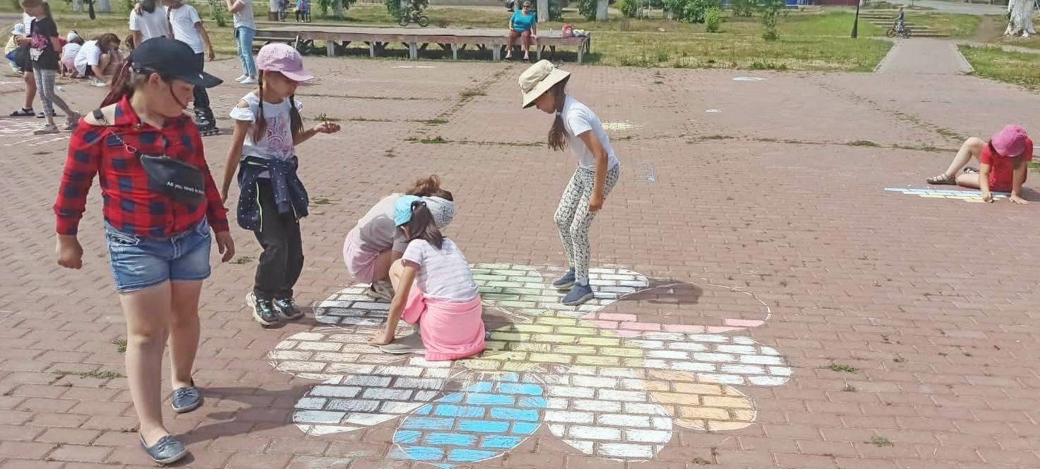Балалар рәсемнәрендә изгелек чагыла