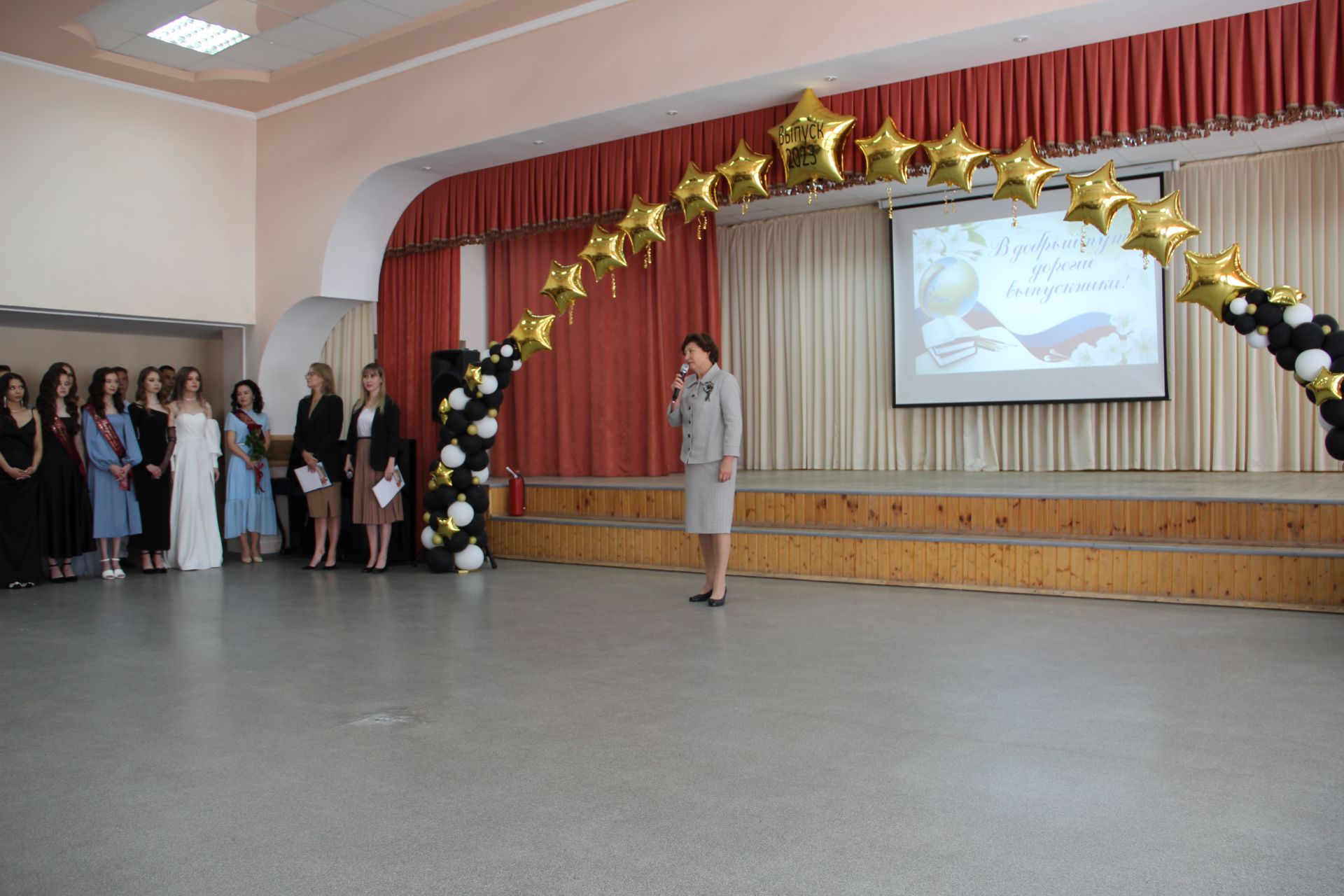 Глава Заинского района вручил выпускникам аттестаты об окончании школы