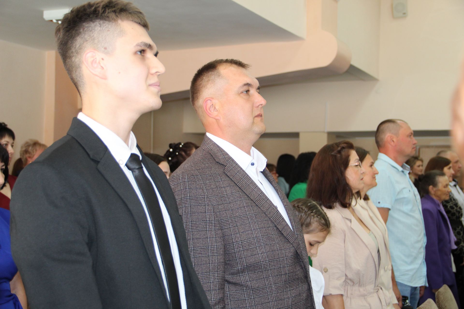 Глава Заинского района вручил выпускникам аттестаты об окончании школы