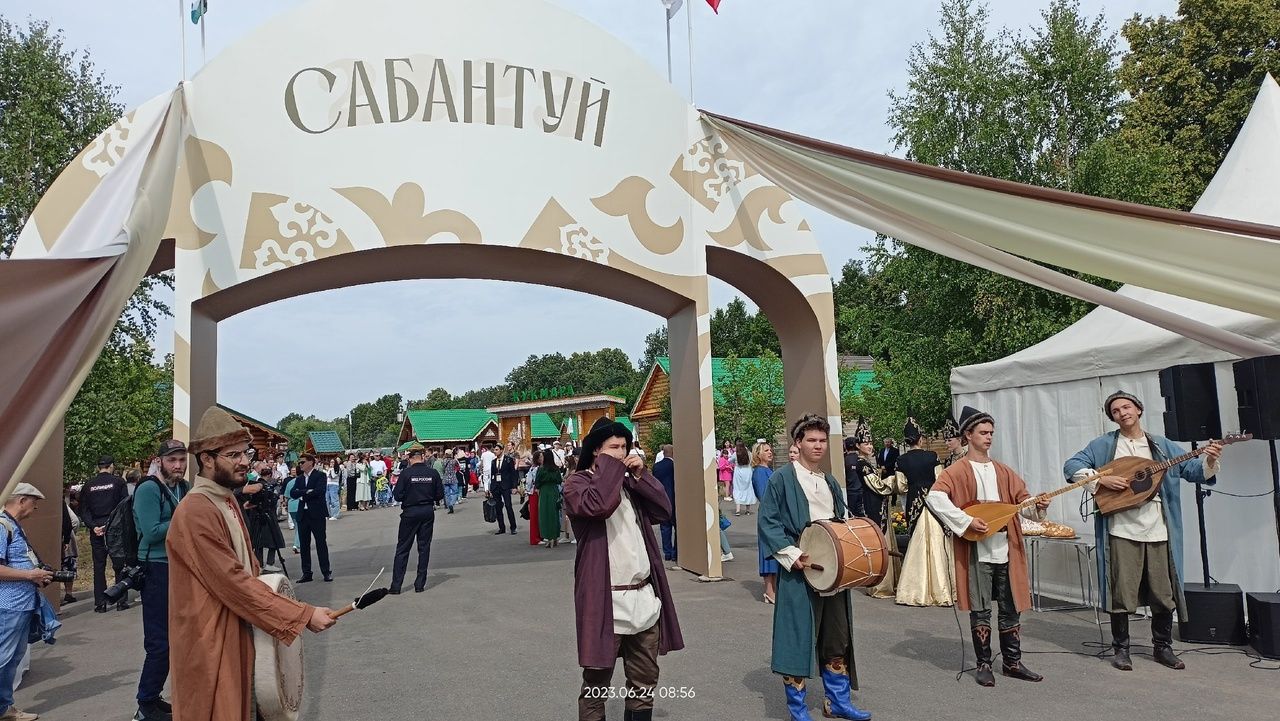 Раис Республики Татарстан посетил Заинское подворье на празднике Сабантуй