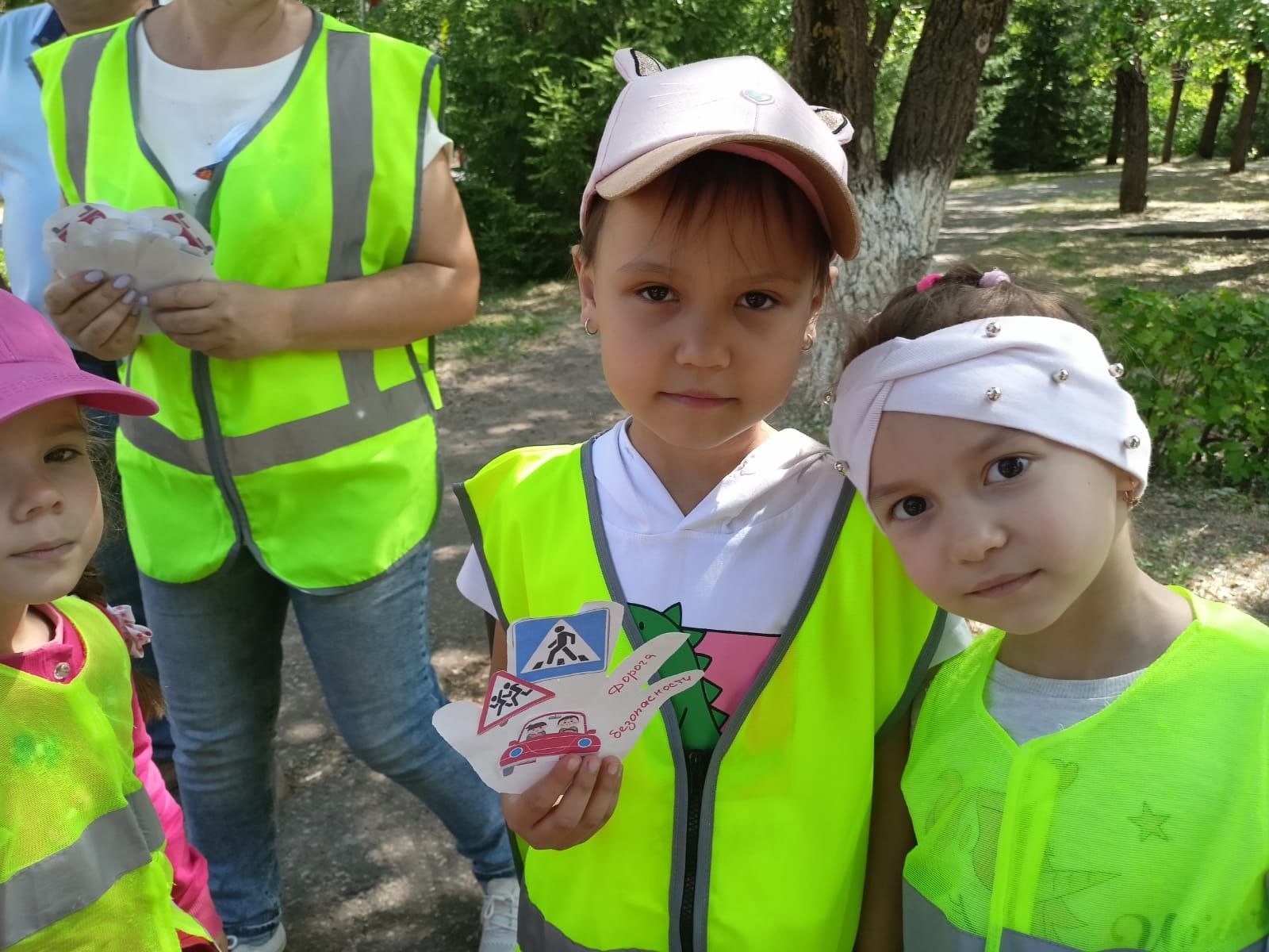 В Заинске сотрудники ГИБДД провели детей по безопасному маршруту