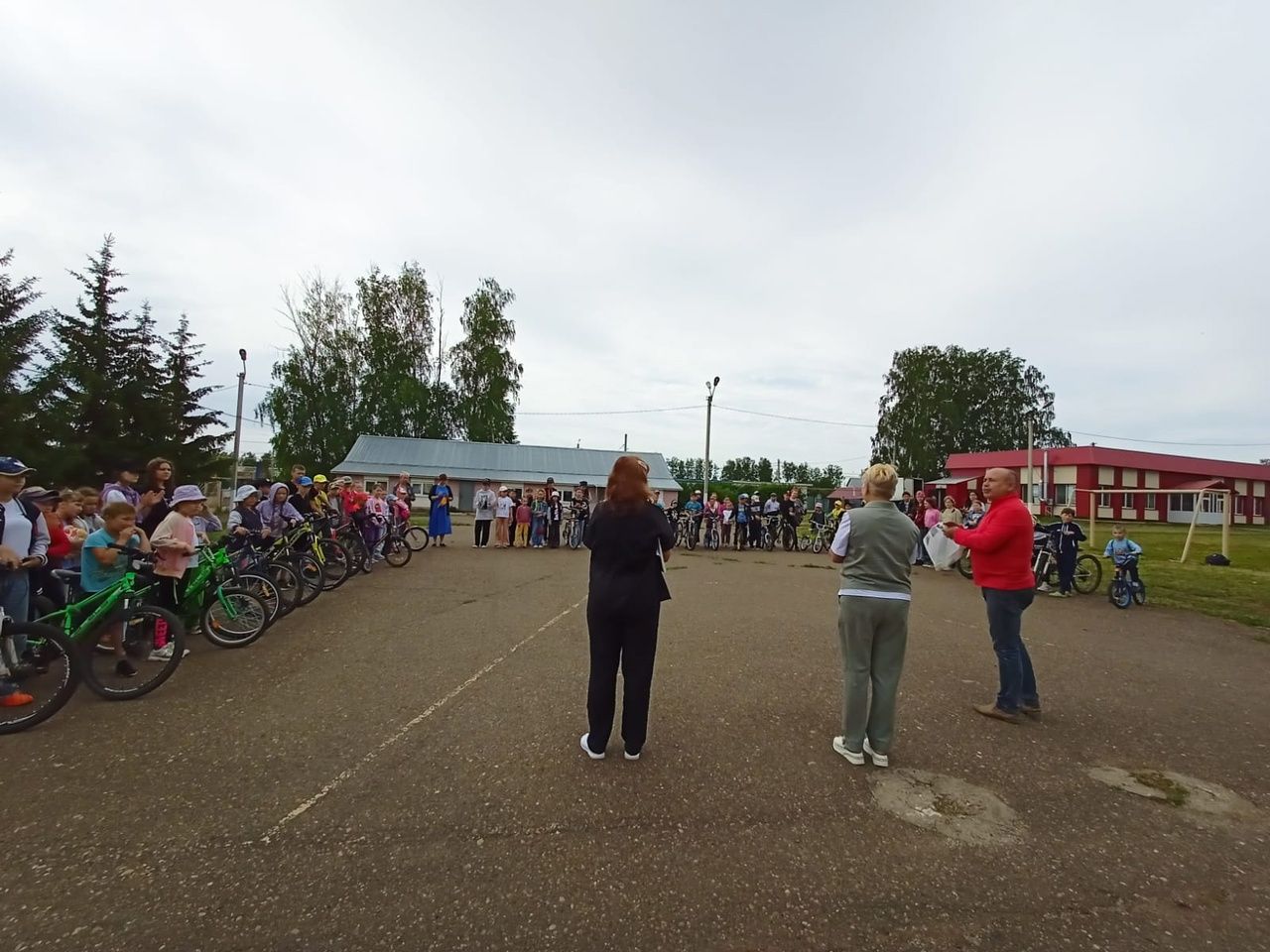 Летом дети добираются до пришкольных лагерей на велосипедах