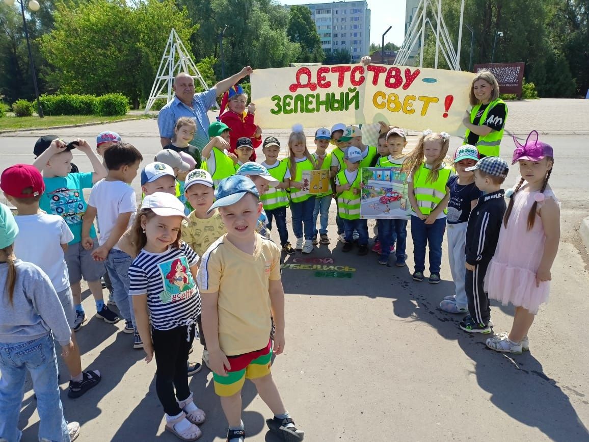 Летом дети добираются до пришкольных лагерей на велосипедах
