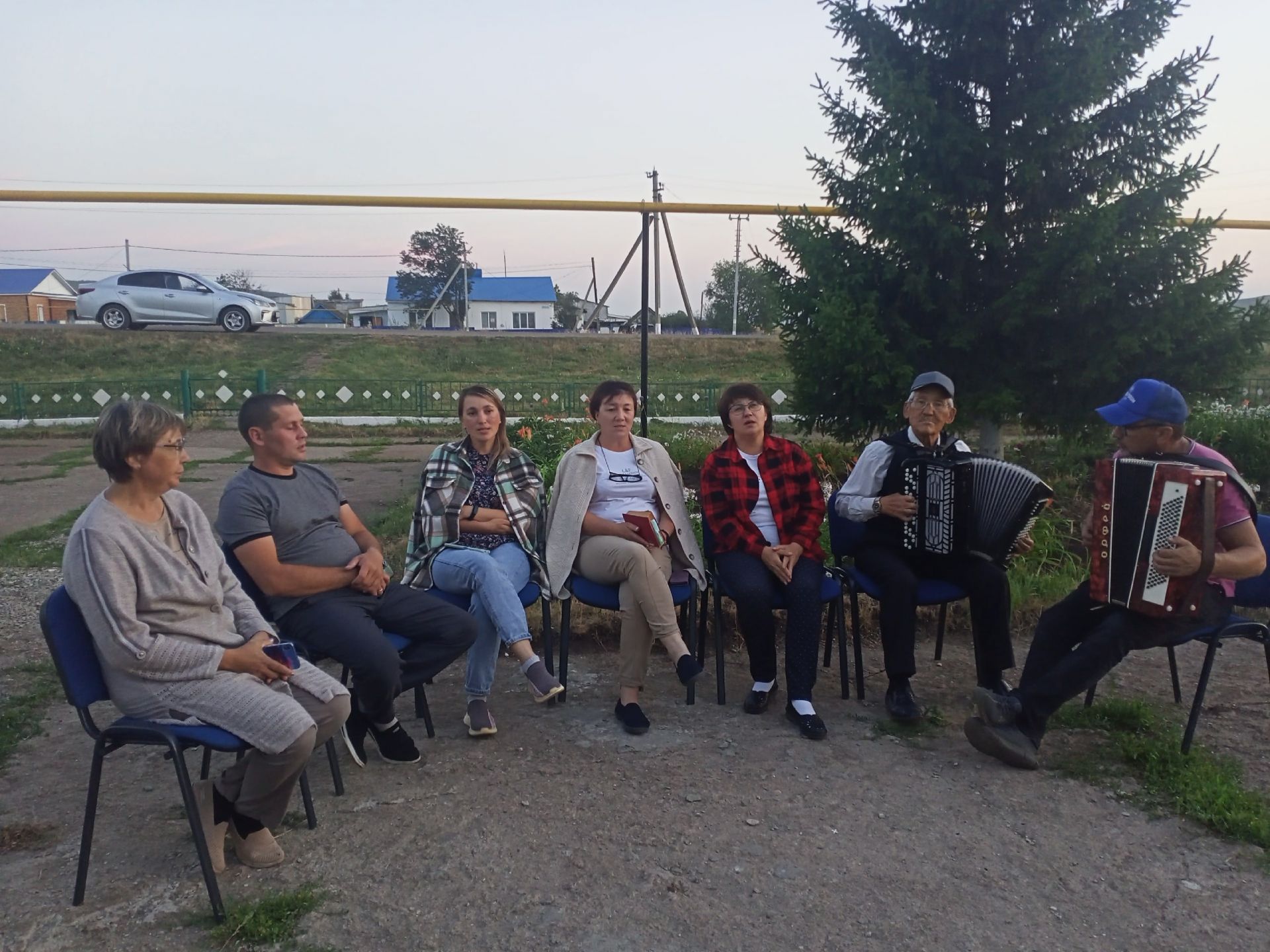 Югары Мәлемдә капка төбендә кич утыралар