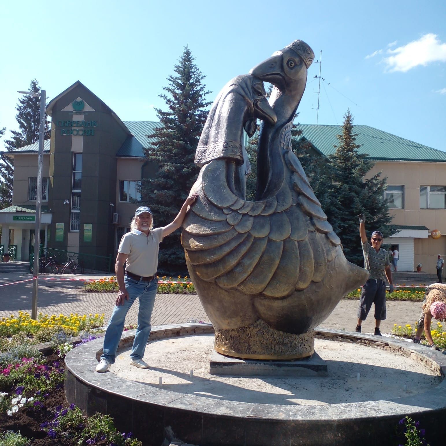 Скульптура заинского скульптора Фазыла Шиапова украсила сквер в Муслюмовском районе Татарстана