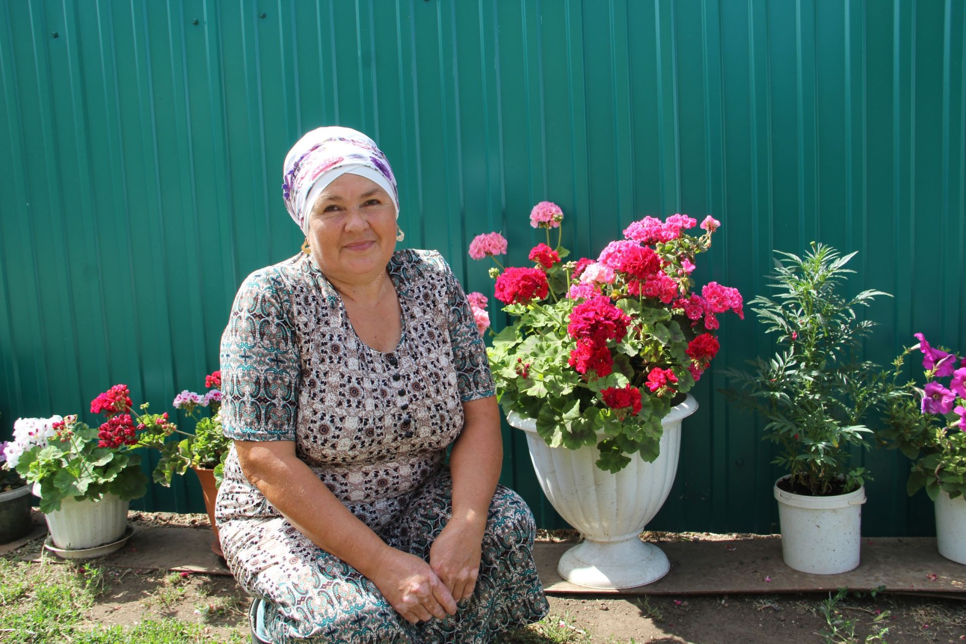 Жительница Заинского района превратила свой дом в цветочную галерею
