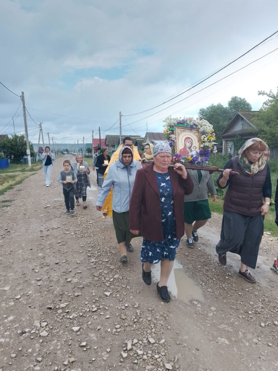 В селе Заинского района верующие прошли крестным ходом в поддержку участников СВО