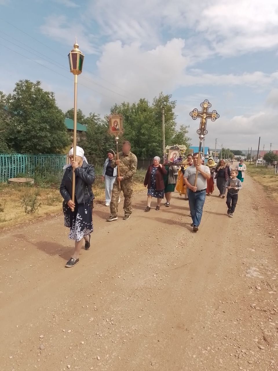 В селе Заинского района верующие прошли крестным ходом в поддержку участников СВО