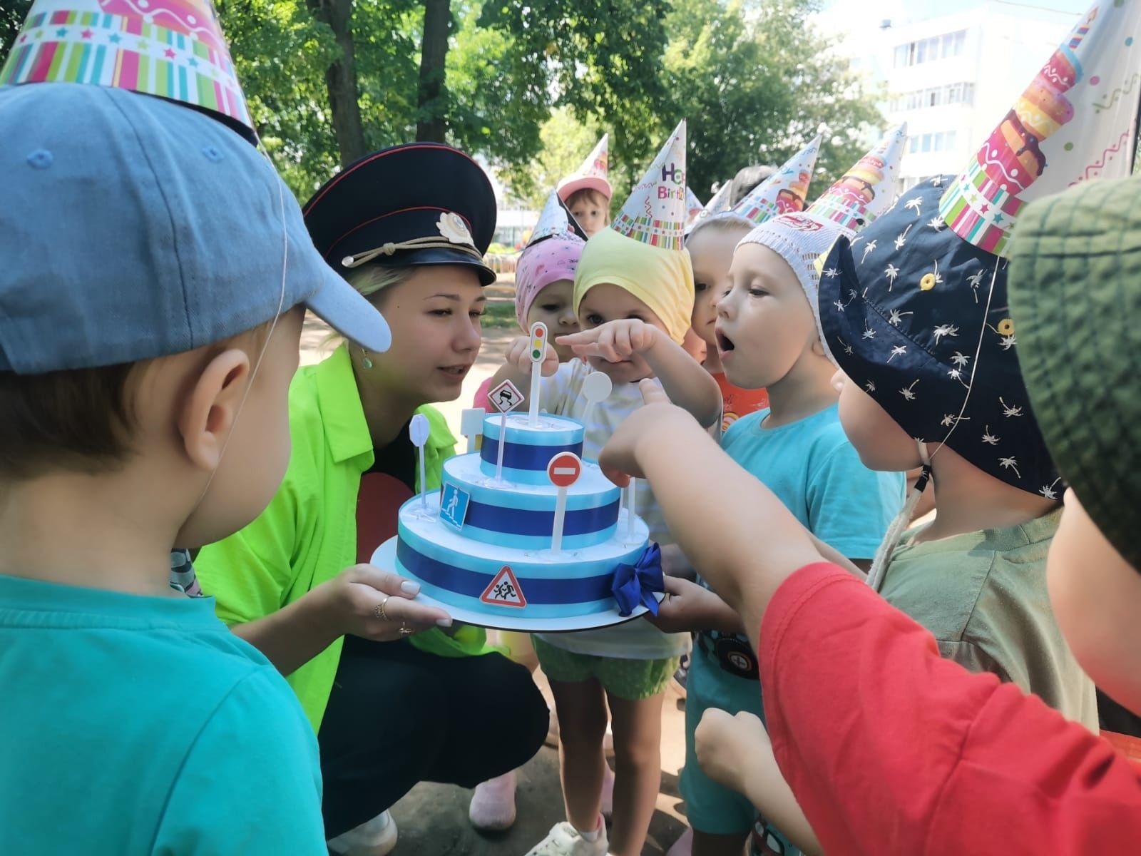 Дошколята поздравили Светофора с Днем рождения