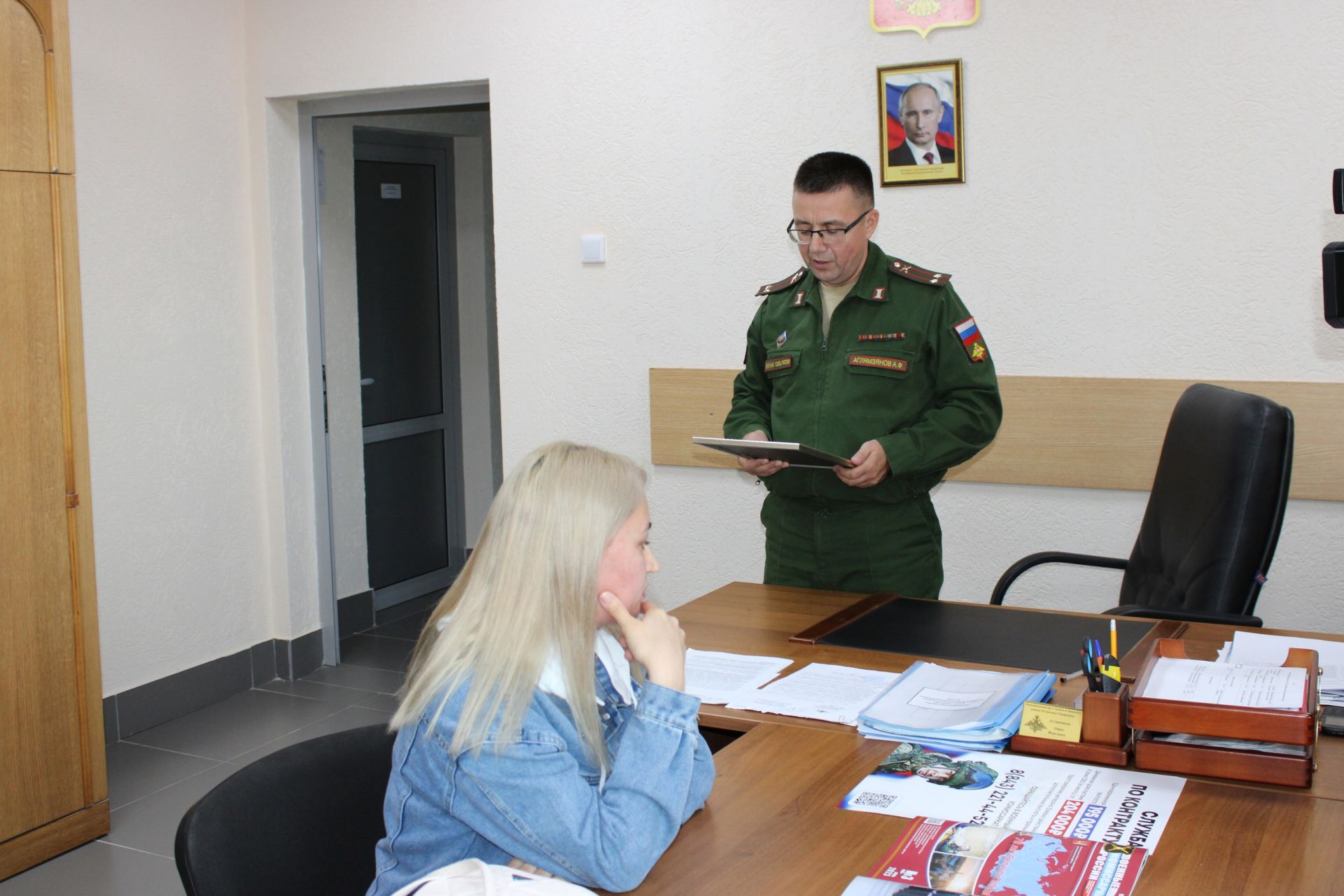 Заинский военный комиссар вручил благодарственное письмо командования супруге участника СВО