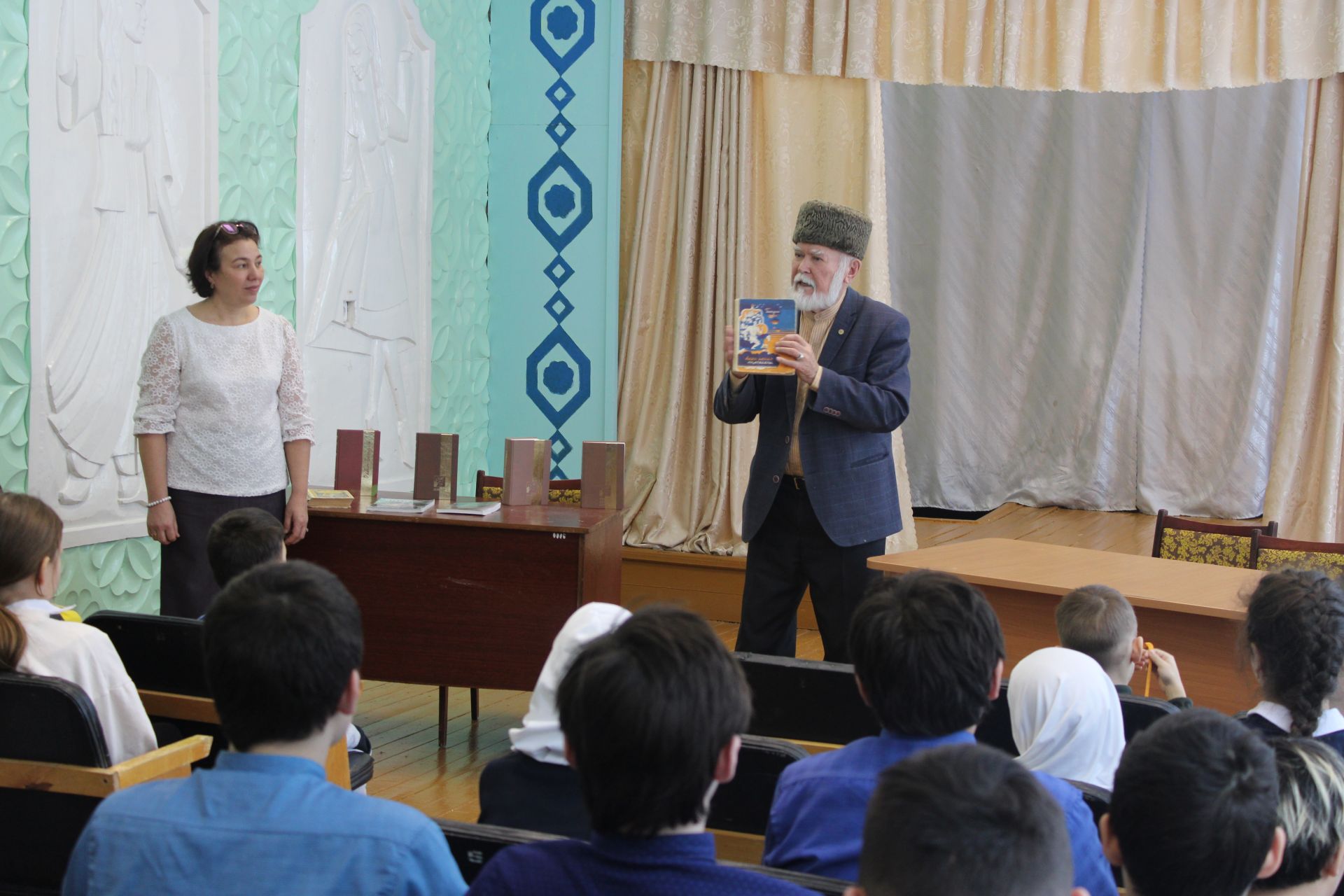 Народный писатель РТ Рабит Батулла проводит встречи с учениками школ Заинского района