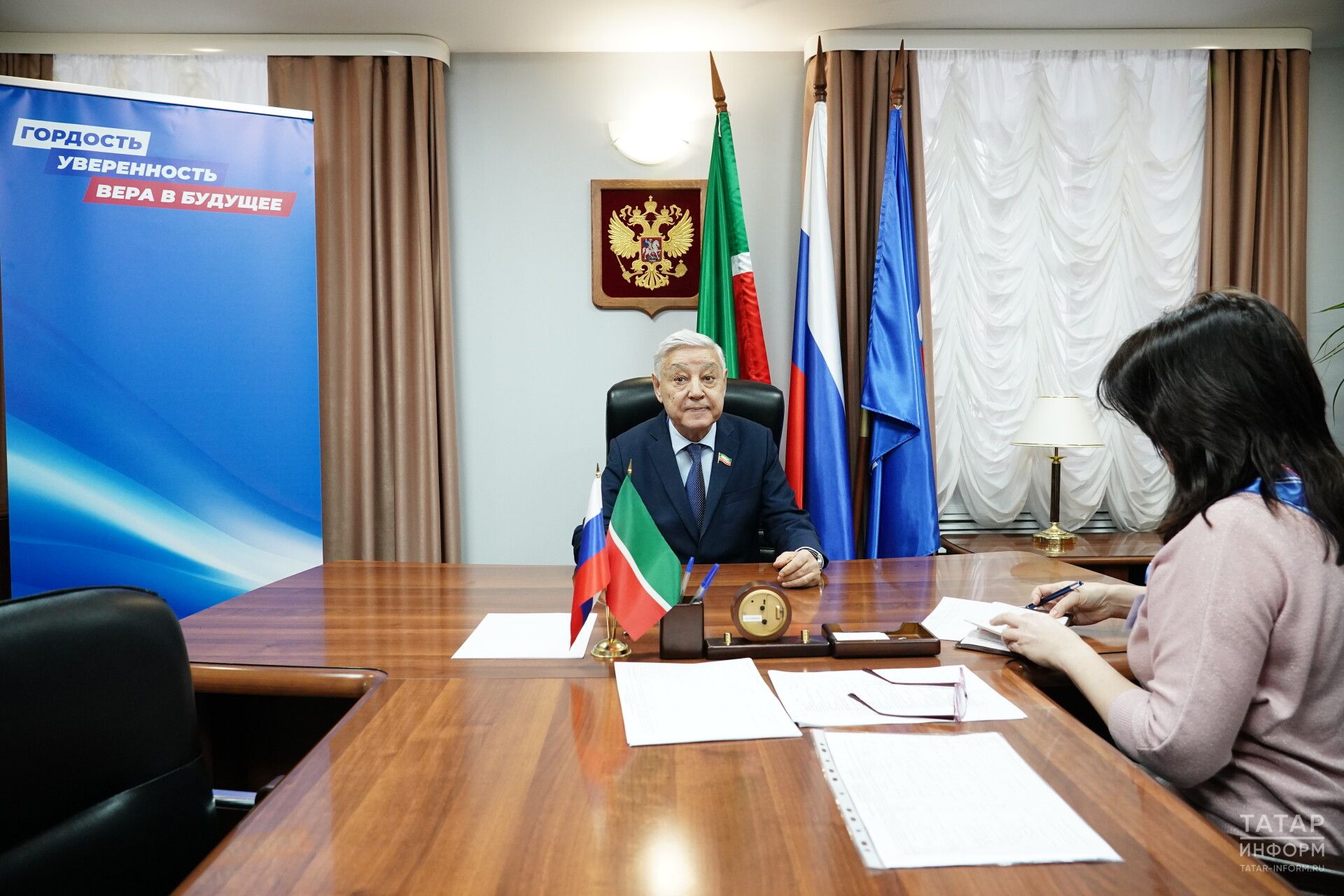 Депутаты Госсовета Татарстана поставили подписи в поддержку Путина