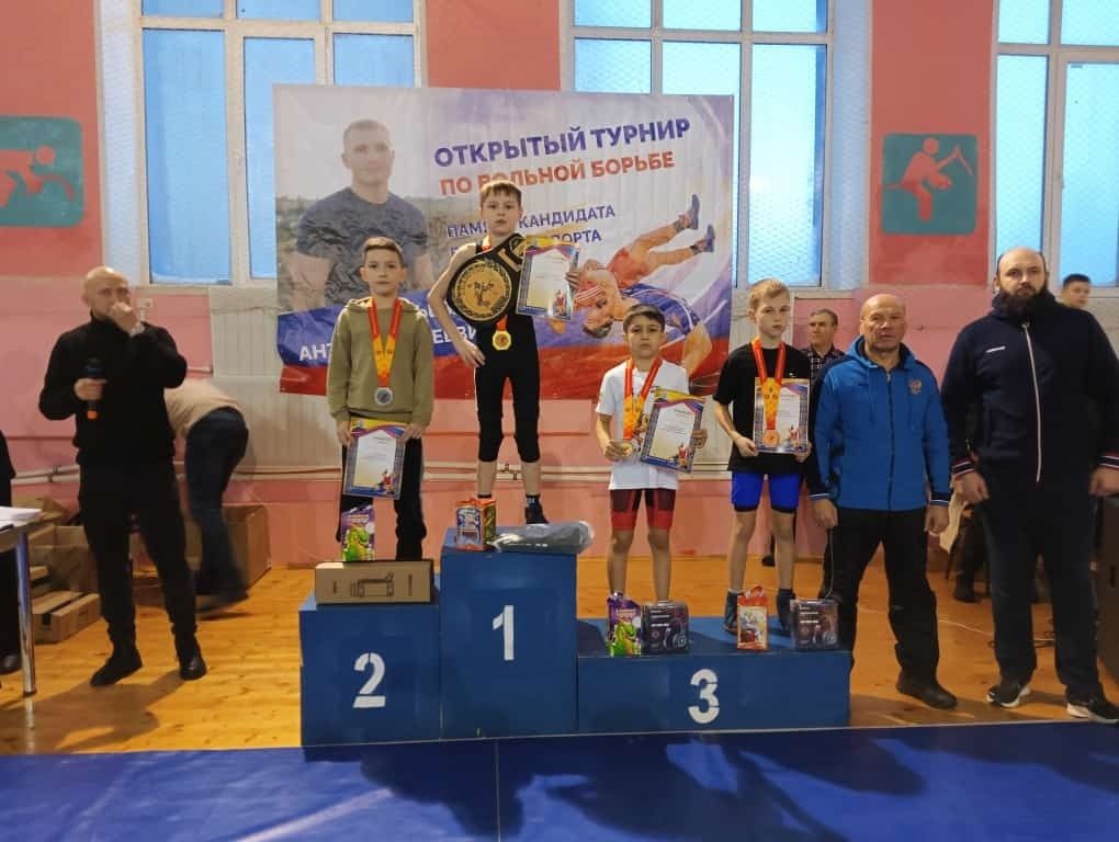 Спортсмены из Заинска стали призерами открытого турнира по вольной борьбе