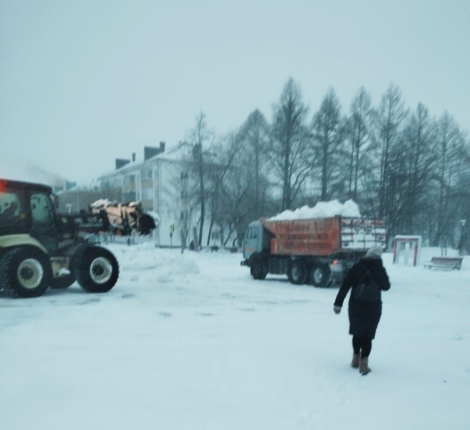 Дорожные службы Заинска активно вывозят снег на полигоны