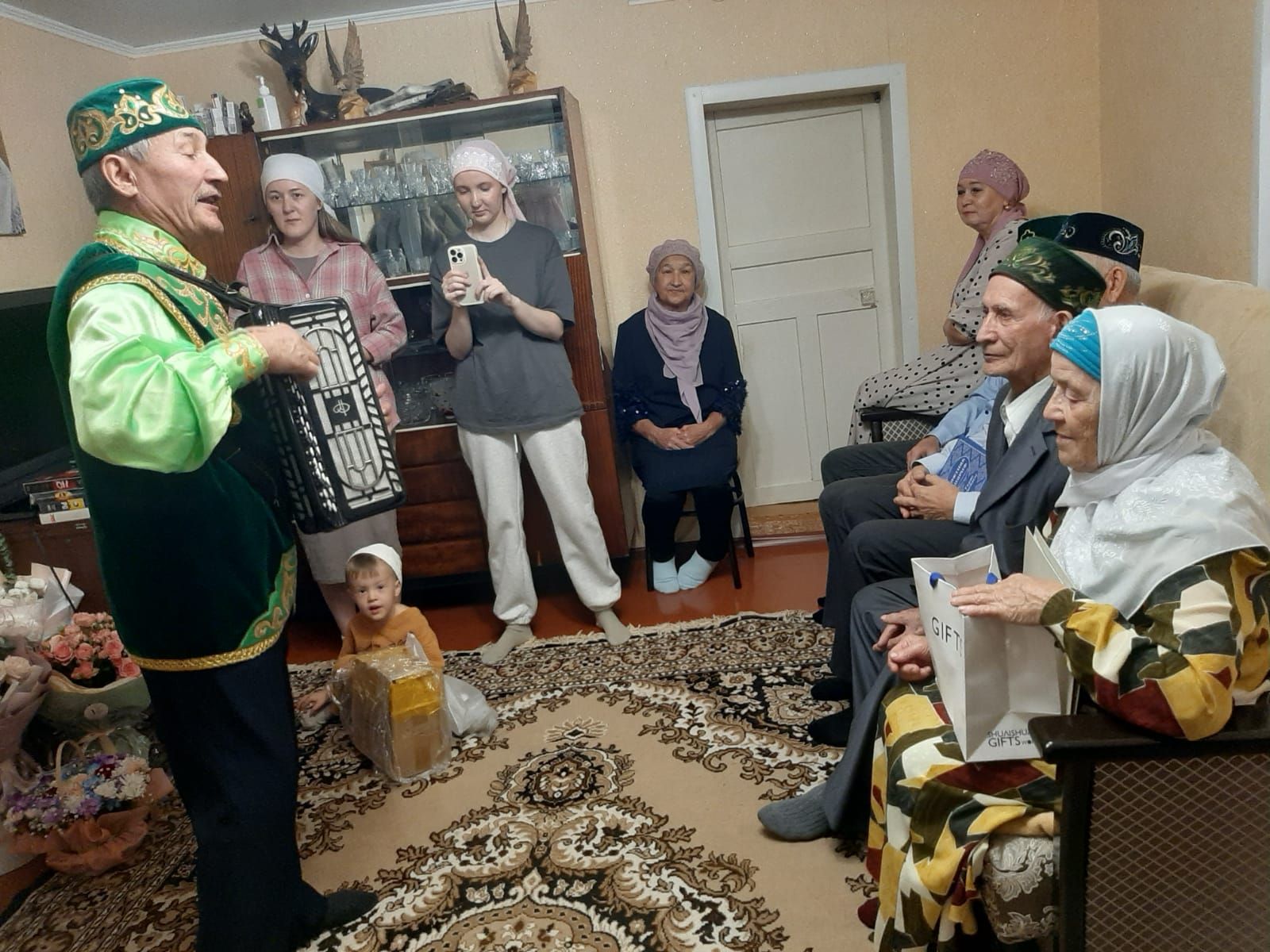 Алтмыш биш ел бергә, янәшә