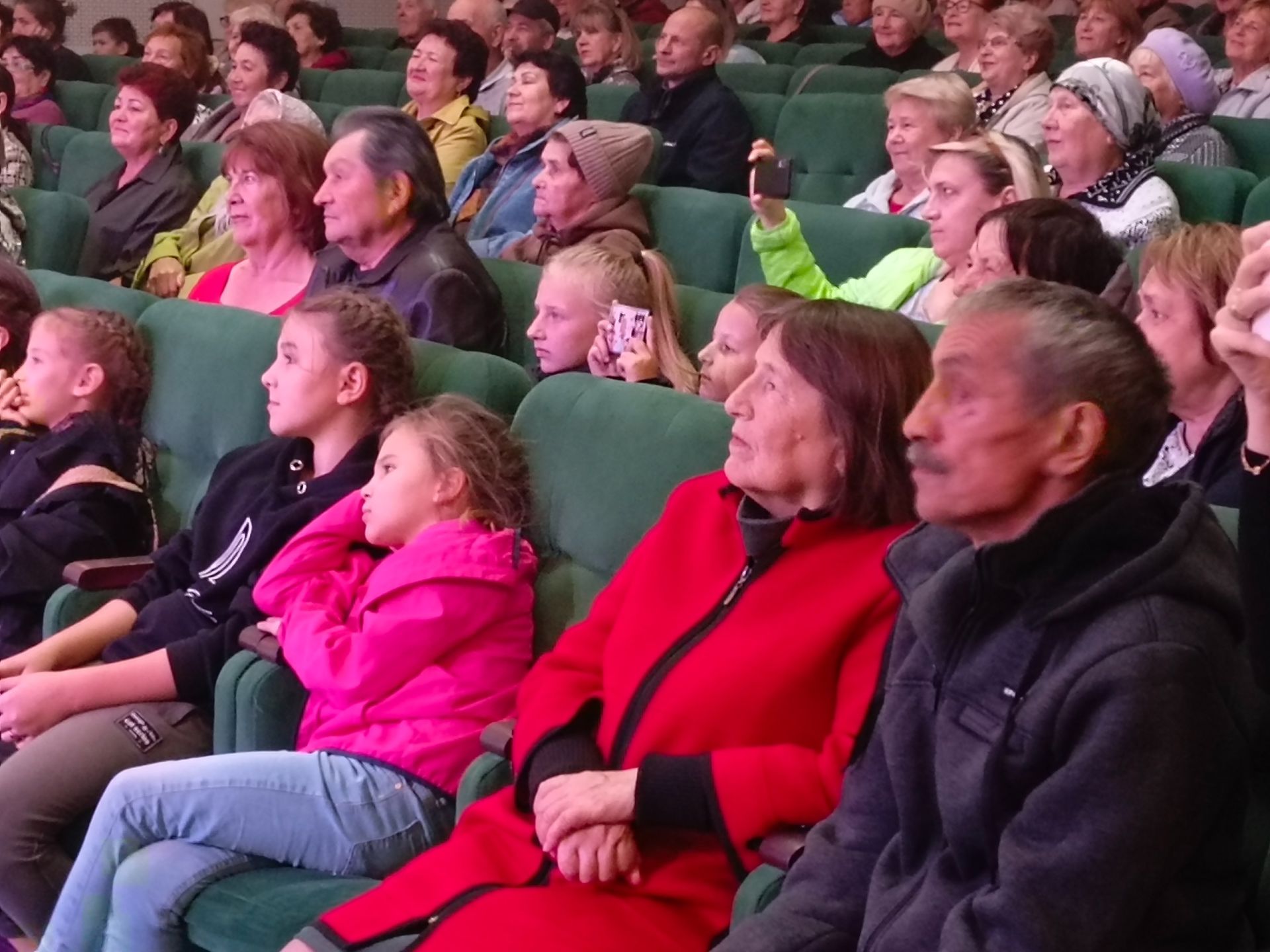 В Заинске прошел концерт «Колесо времени», посвященный Дню старшего поколения