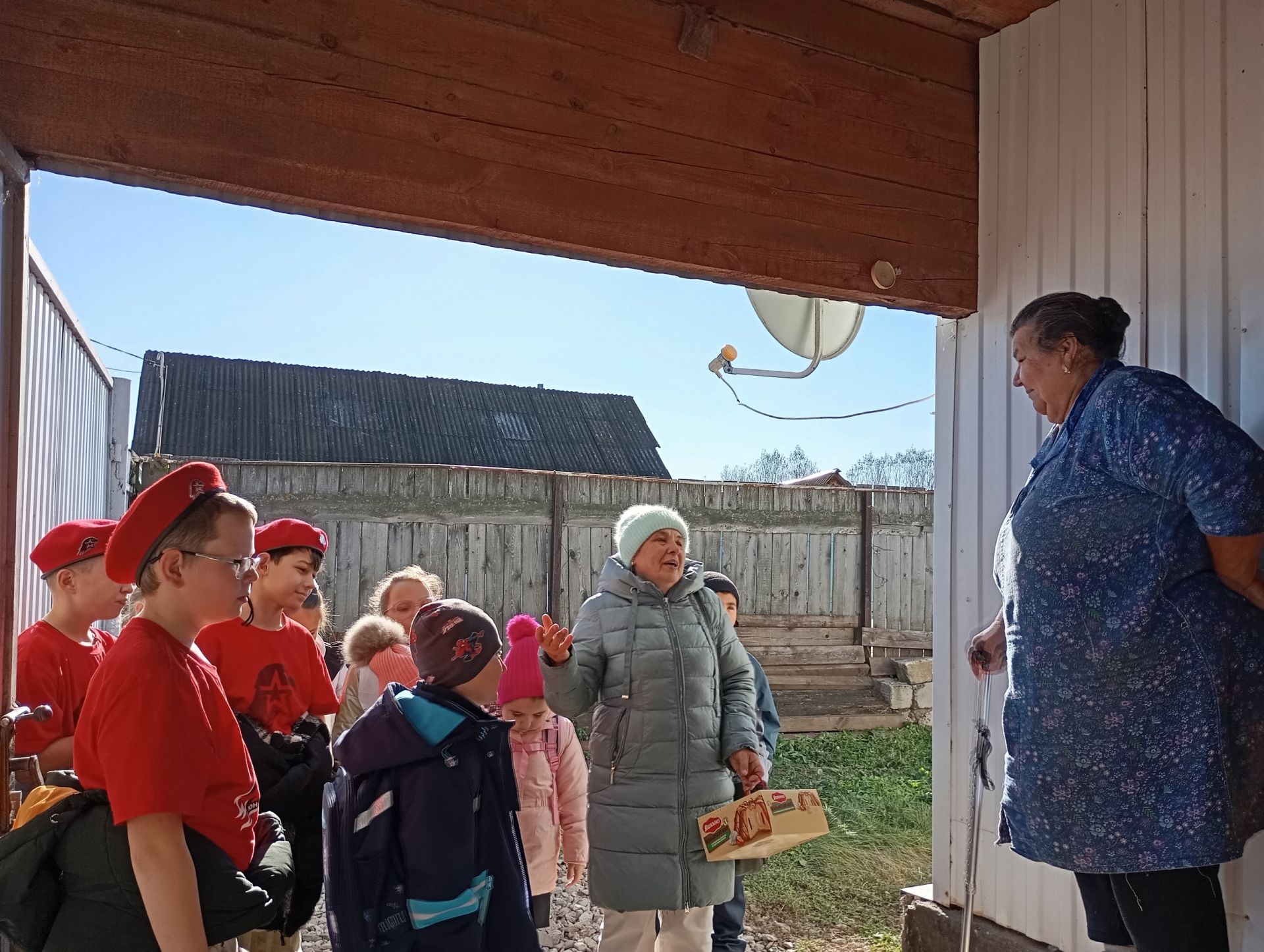 Ученики Светлоозерской школы помогли по хозяйству бабушке участника СВО