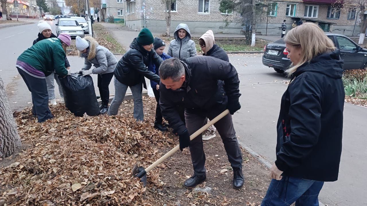 Жители Заинского района собрали много листвы и мусора