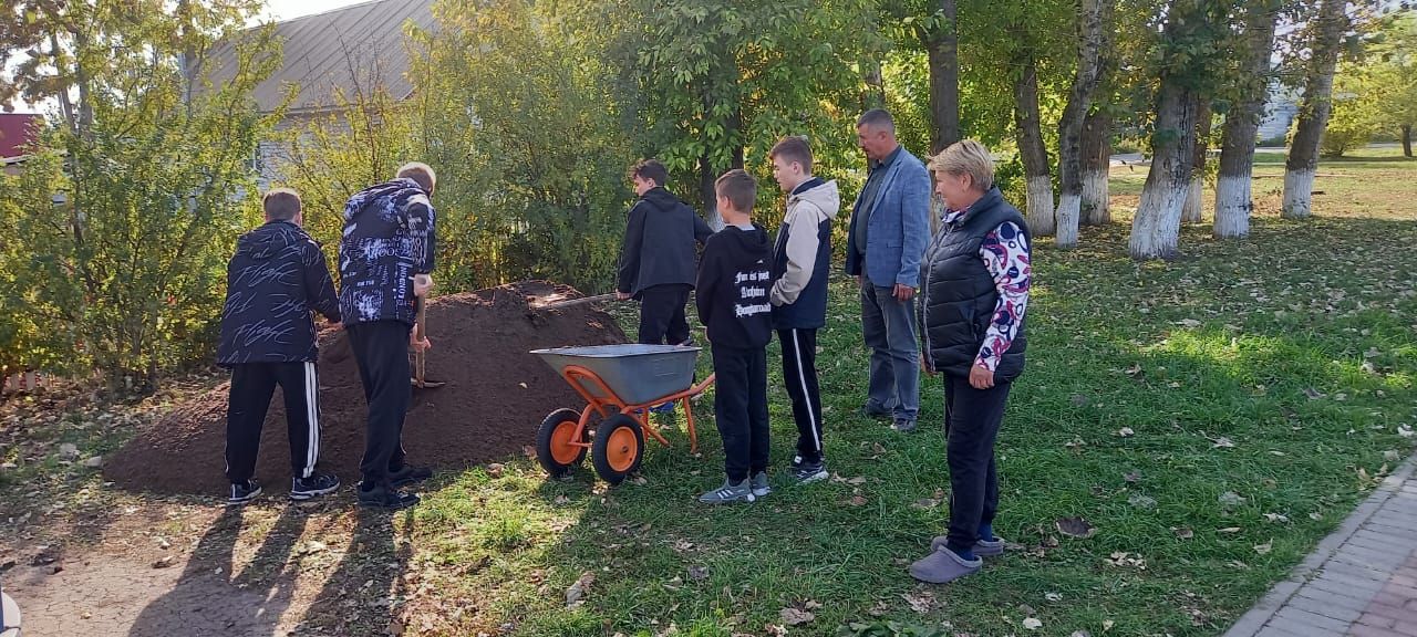 Заинцы благоустраивают город в рамках санитарного месячника