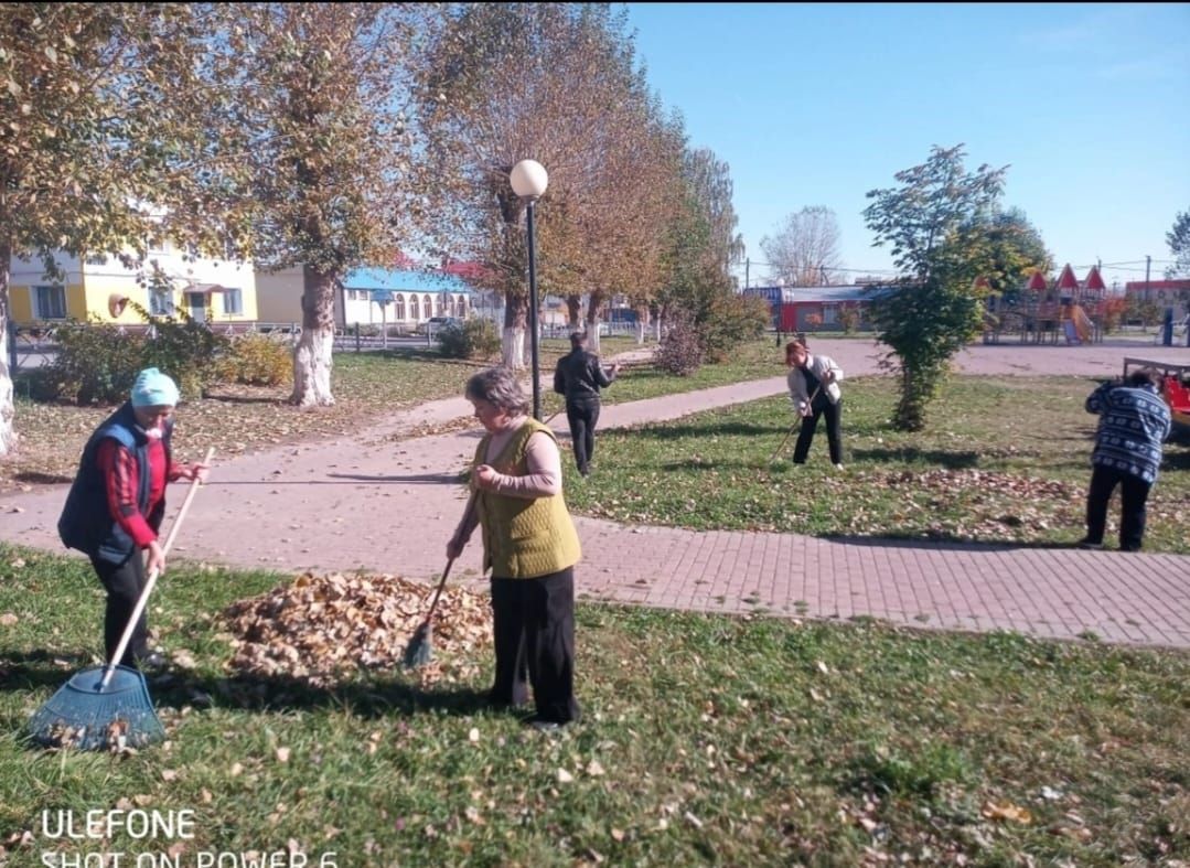 Заинцы благоустраивают город в рамках санитарного месячника