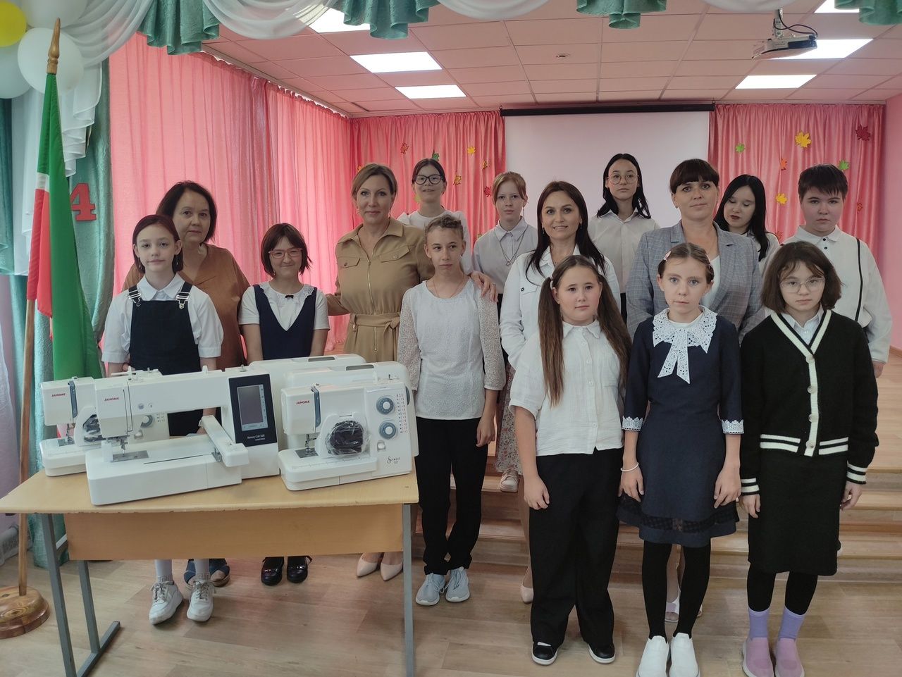 Зәйнең игелекле затлары укучыларга остаханә бүләк итте