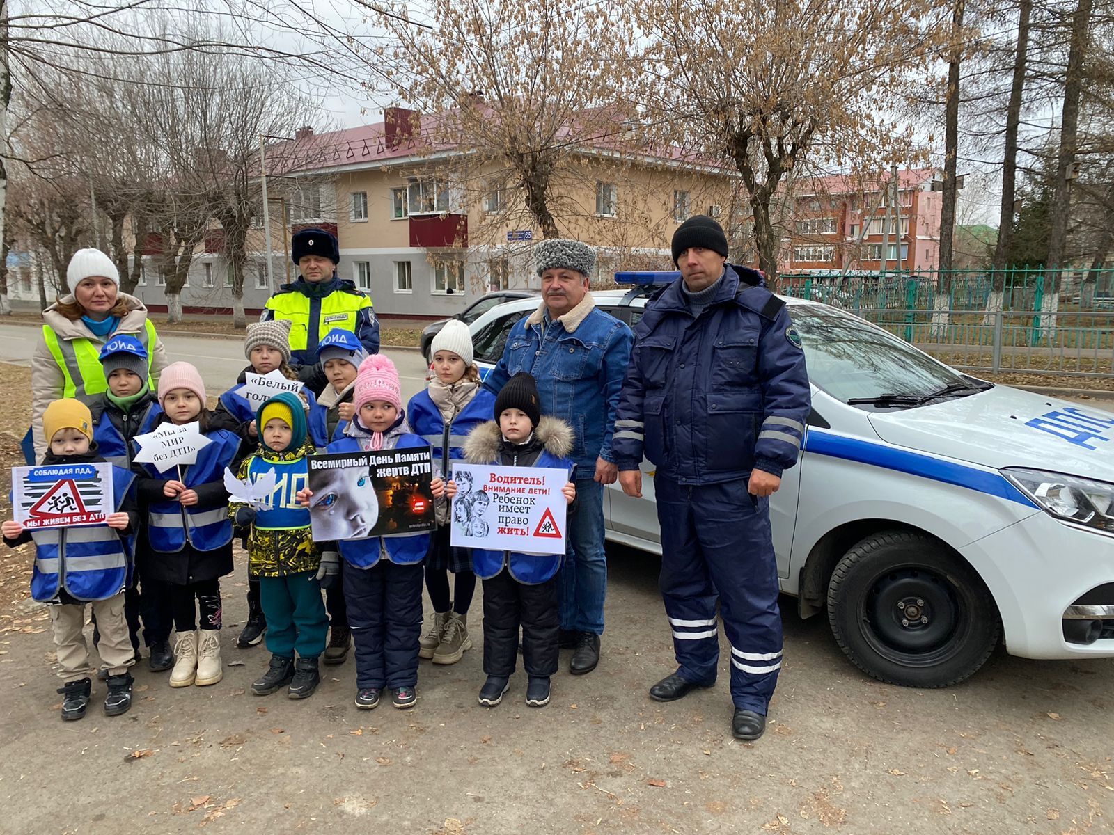 В Заинске дети подарили водителям белых голубей