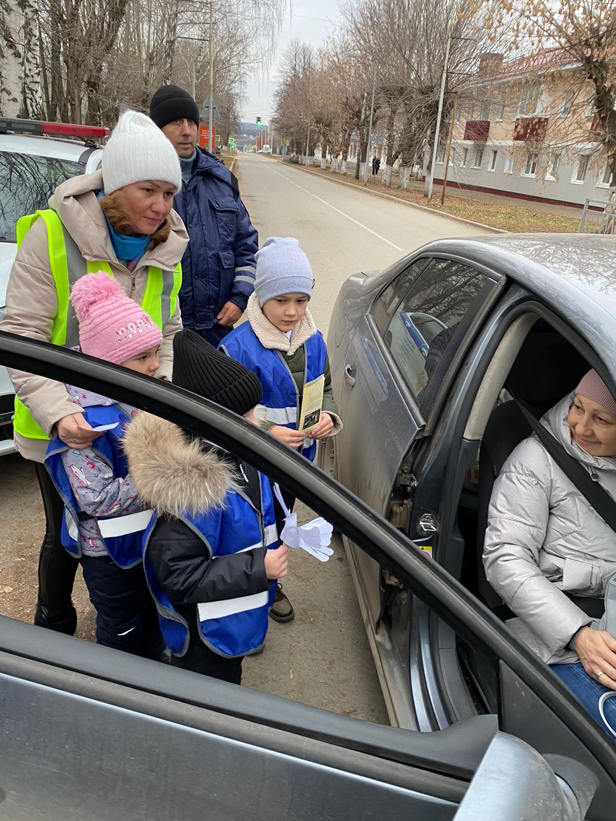 В Заинске дети подарили водителям белых голубей