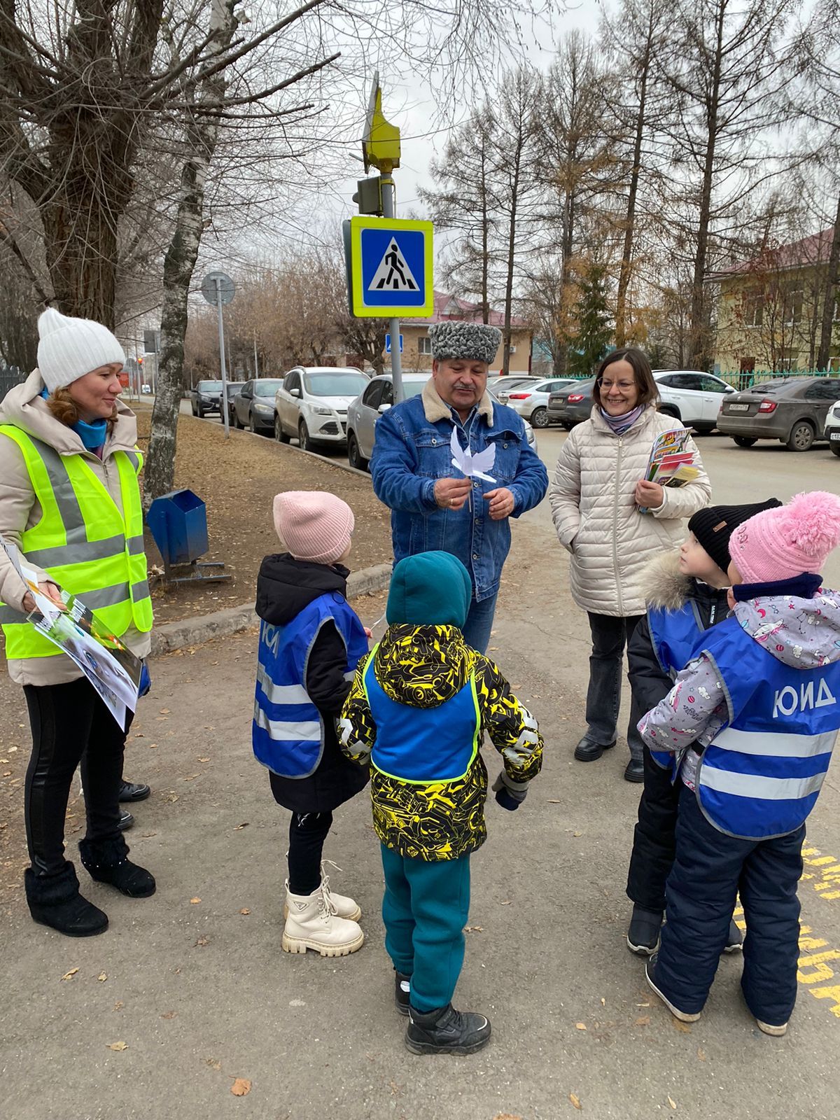 В Заинске дети подарили водителям белых голубей