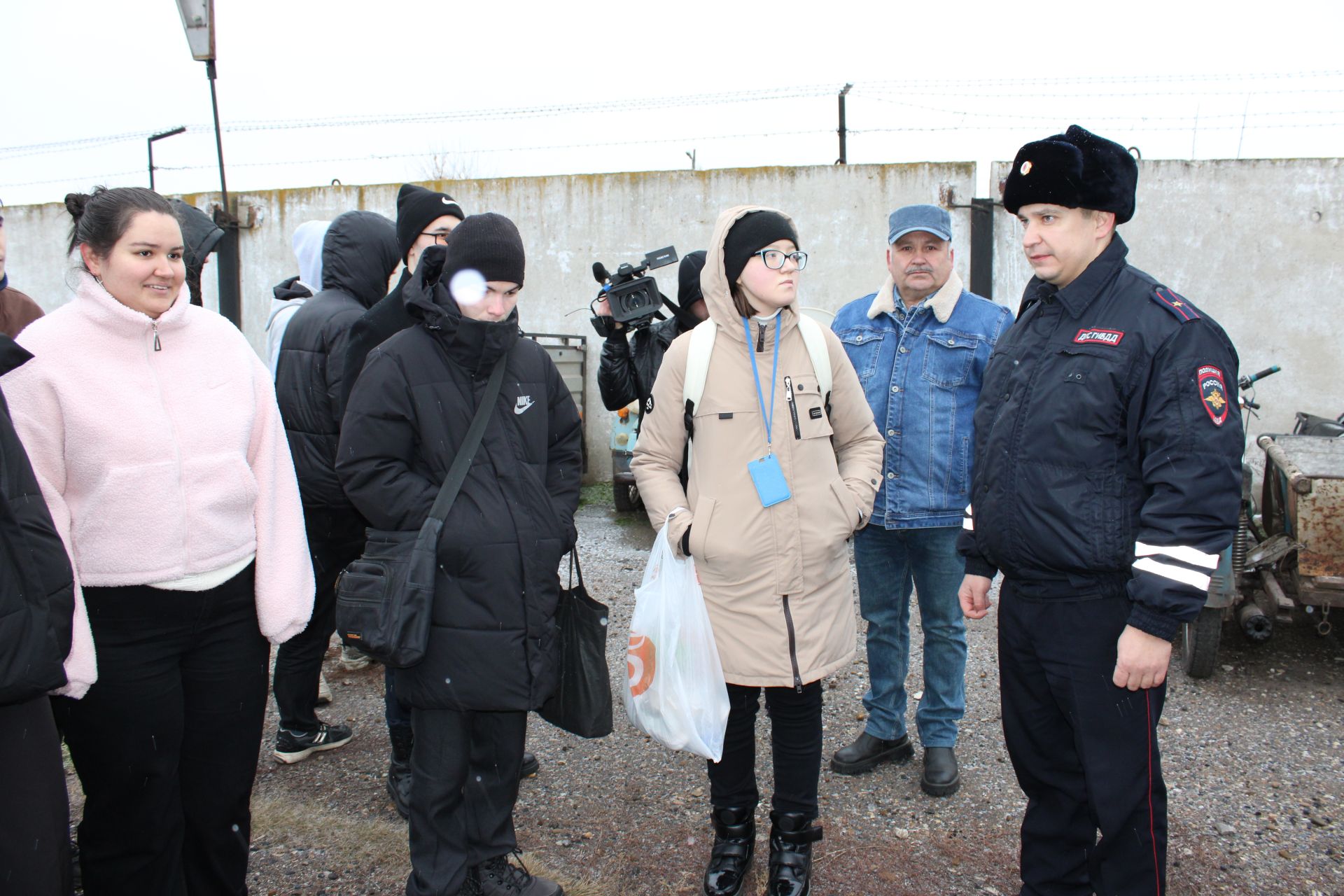 Начальник отделения Госавтоинспекции по Заинскому району показал студентам разбитые автомобили