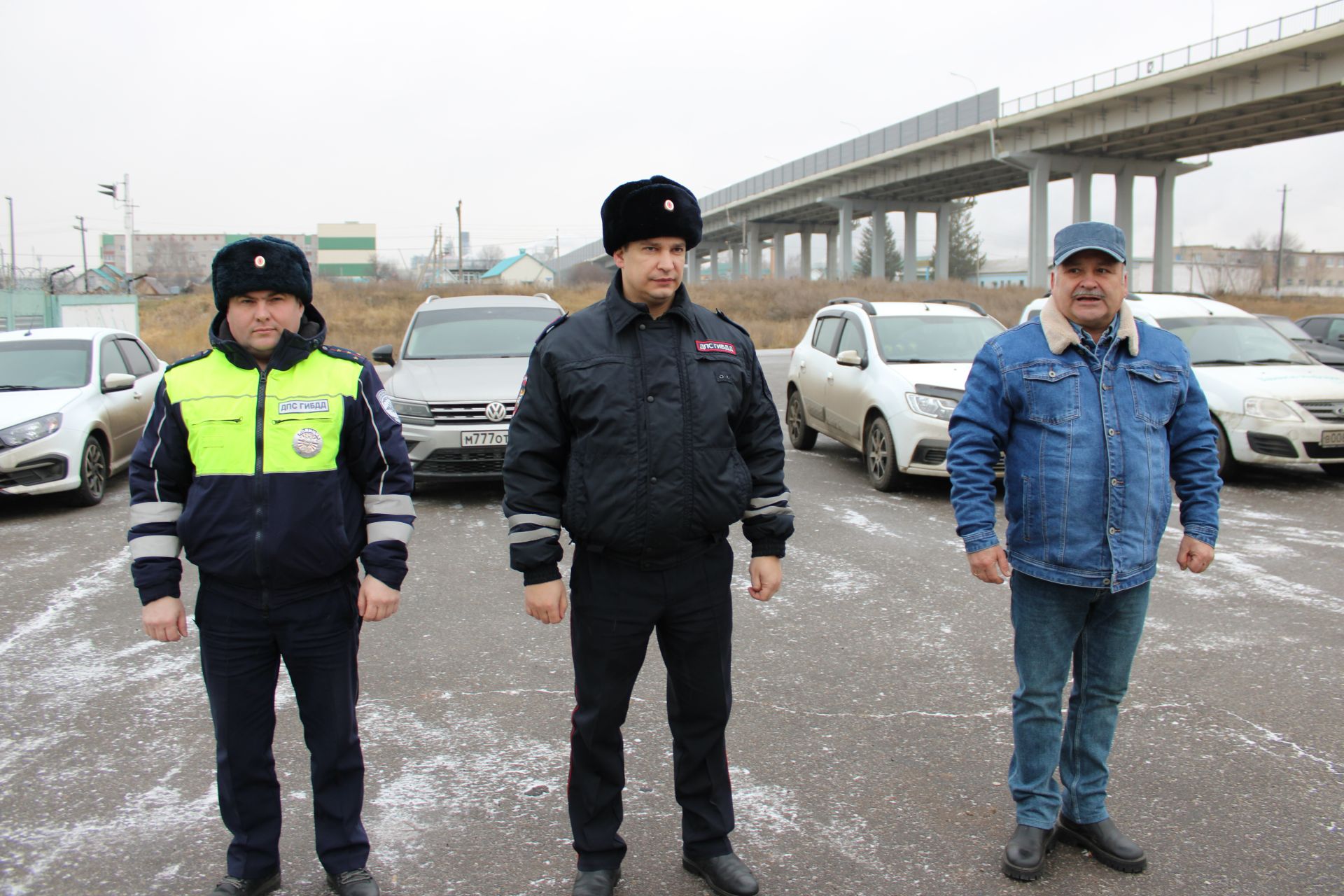 Начальник отделения Госавтоинспекции по Заинскому району показал студентам разбитые автомобили