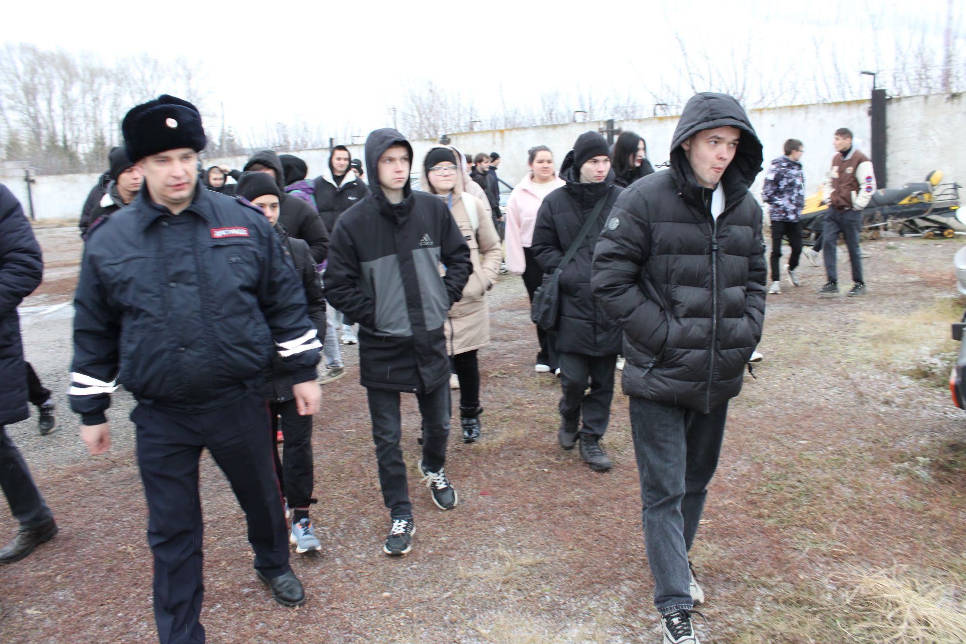 Начальник отделения Госавтоинспекции по Заинскому району показал студентам разбитые автомобили