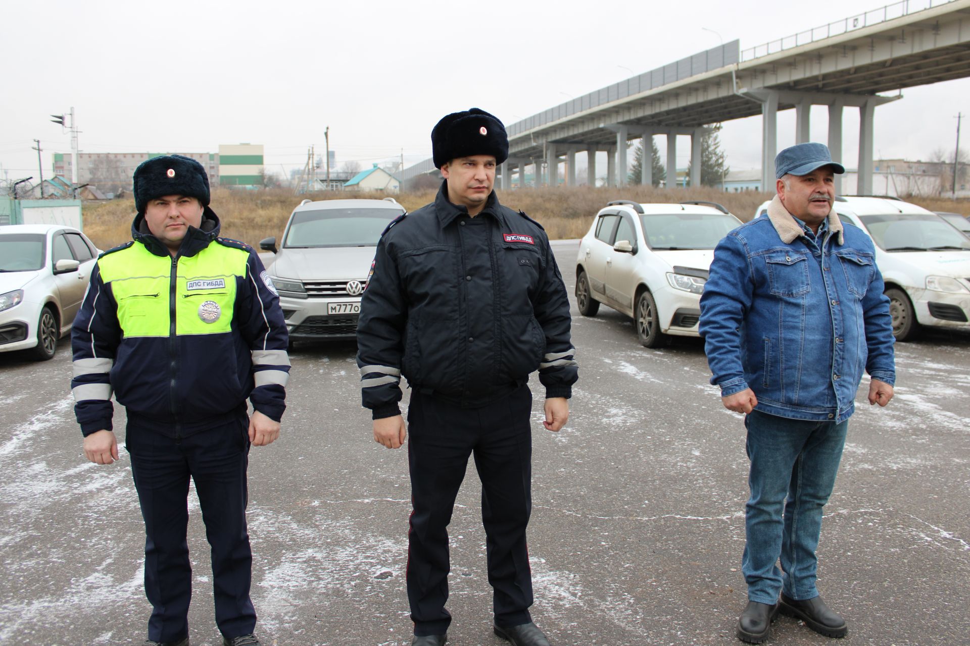 Начальник отделения Госавтоинспекции по Заинскому району показал студентам разбитые автомобили