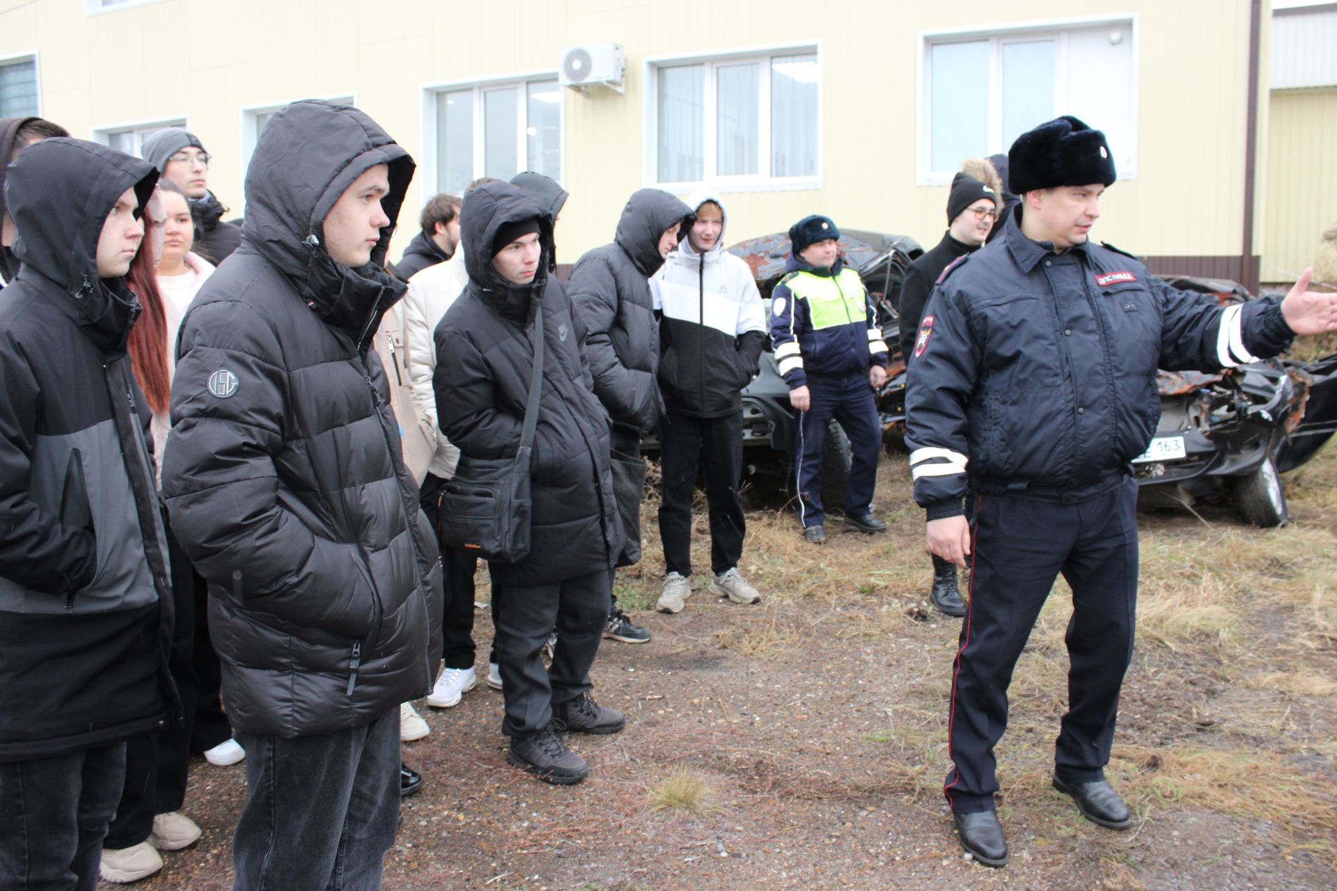 Начальник отделения Госавтоинспекции по Заинскому району показал студентам разбитые автомобили