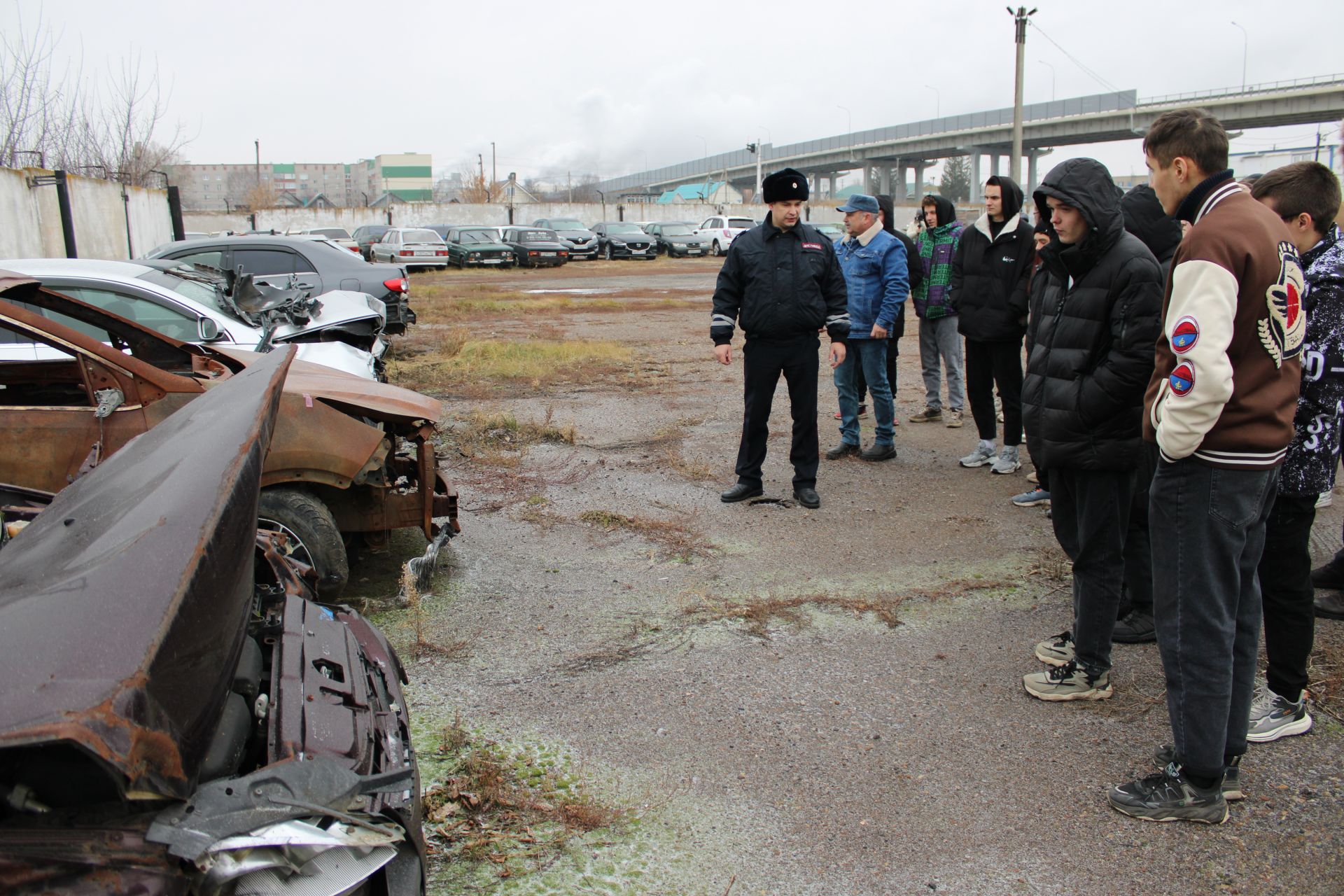 Начальник отделения Госавтоинспекции по Заинскому району показал студентам разбитые автомобили