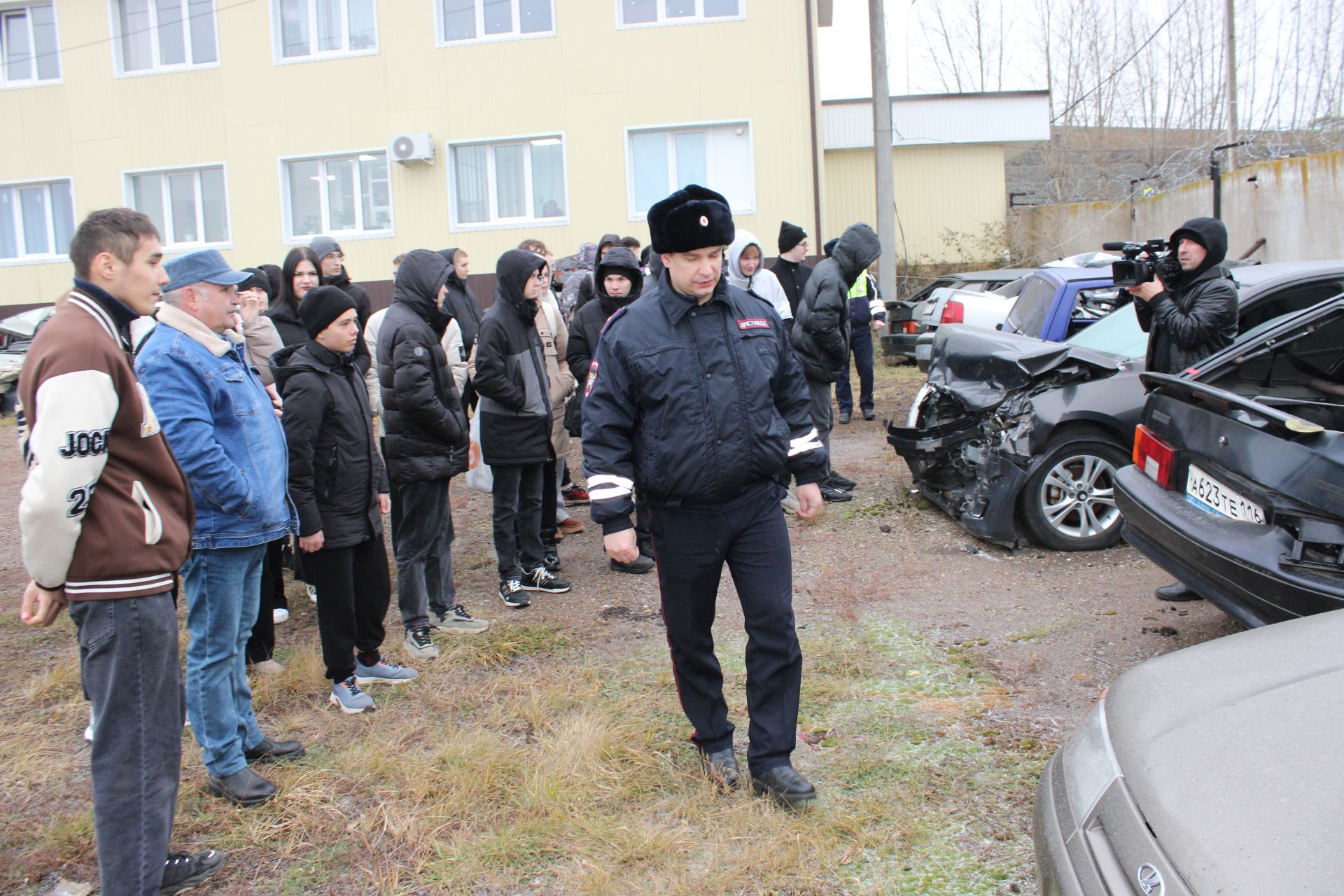 Начальник отделения Госавтоинспекции по Заинскому району показал студентам разбитые автомобили