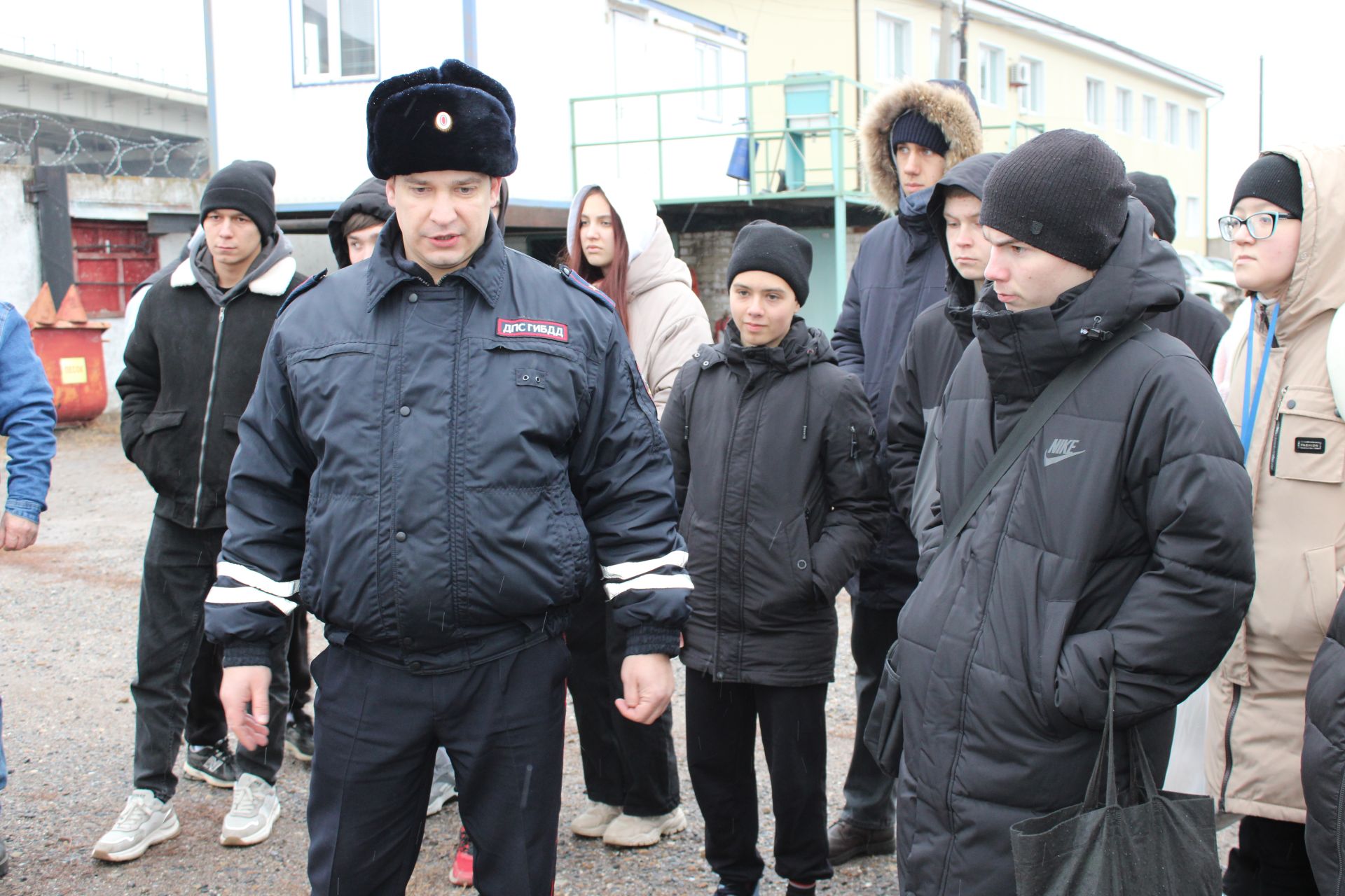 Начальник отделения Госавтоинспекции по Заинскому району показал студентам разбитые автомобили